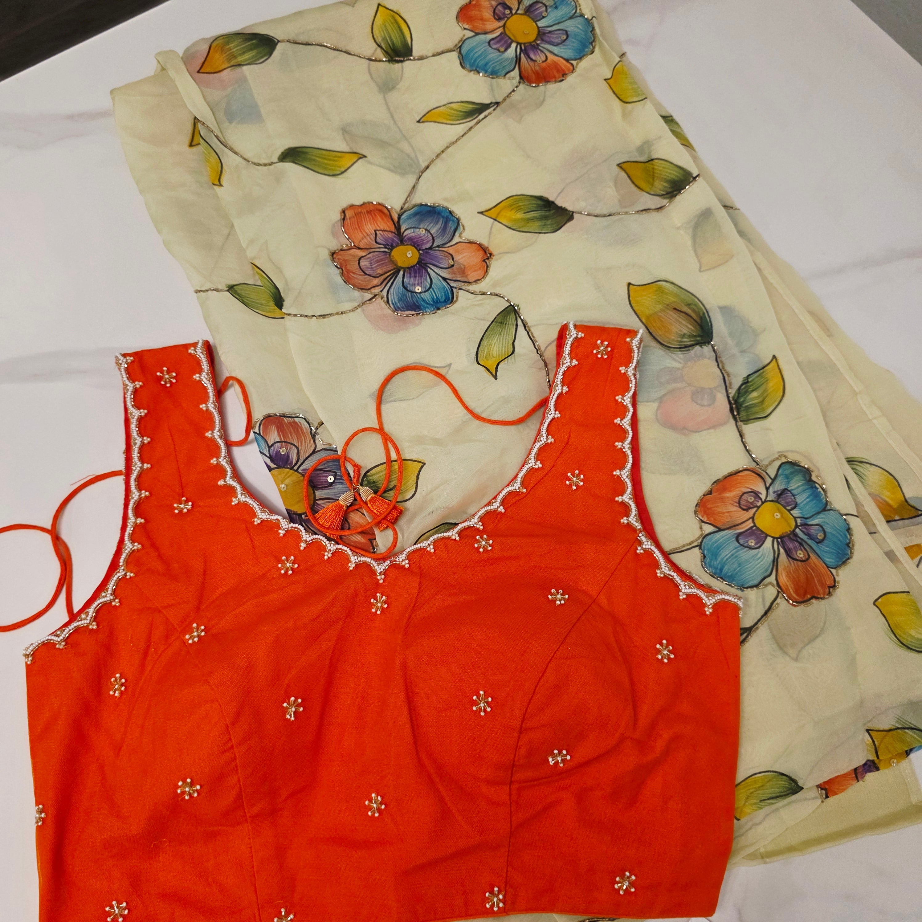 Hellgelbe, zähflüssige Organza-Sari mit orangefarbener Designerbluse