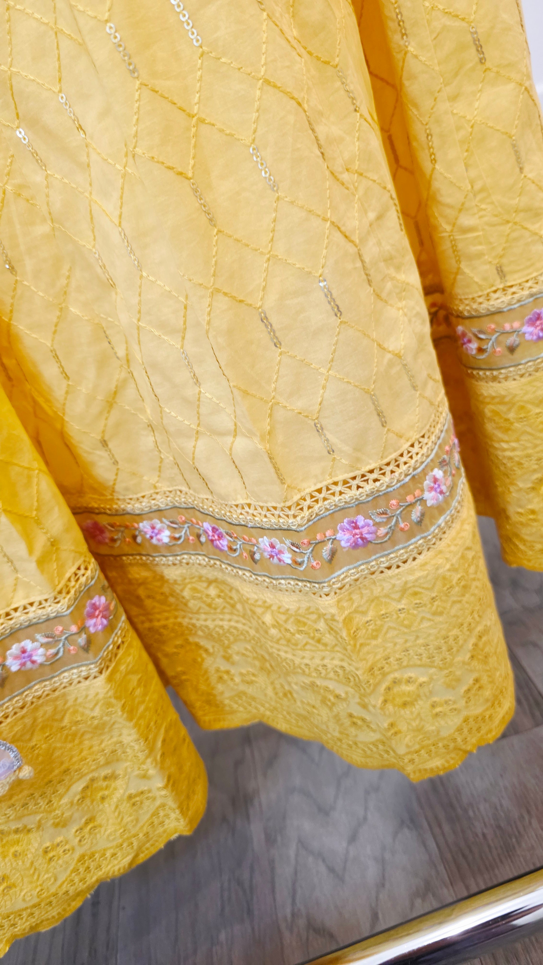 Damen Kurti-Set in Mangogelb mit Pailletten, Hose und 3D gefärbtem Ombré-Dupatta