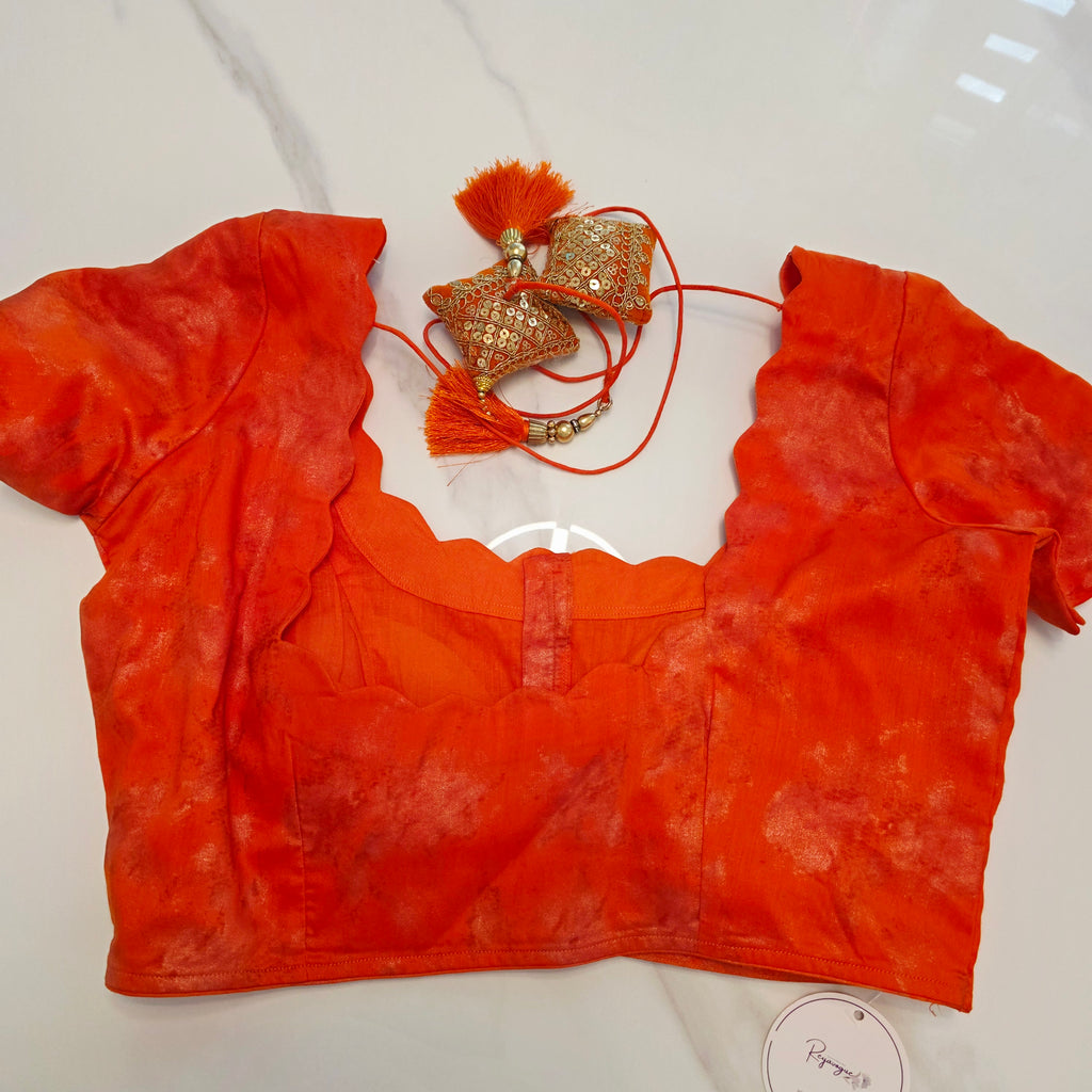 Himmelblaue Organza-Sari mit Blumenpailletten und leuchtend oranger Bluse