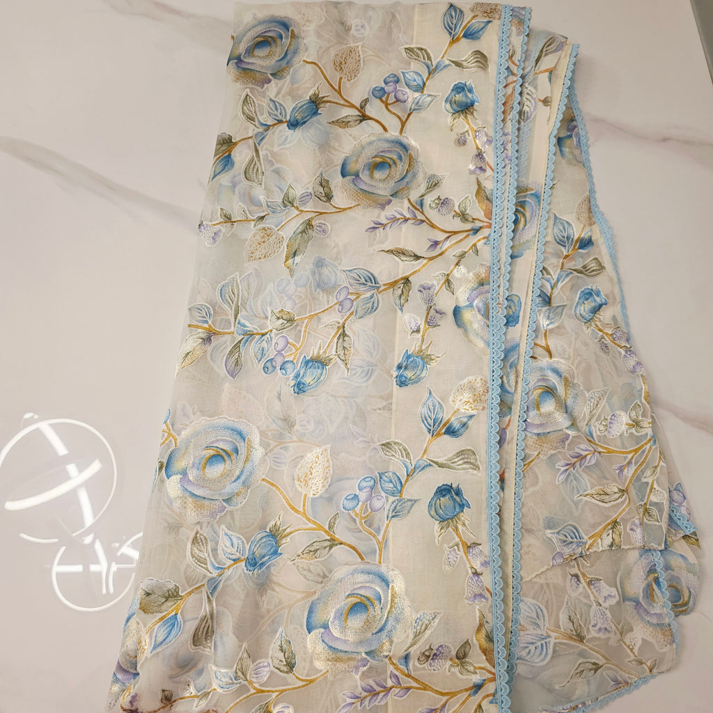 Weiß-blaue Brasso-Saree mit Maggam-Bluse aus Rohseide