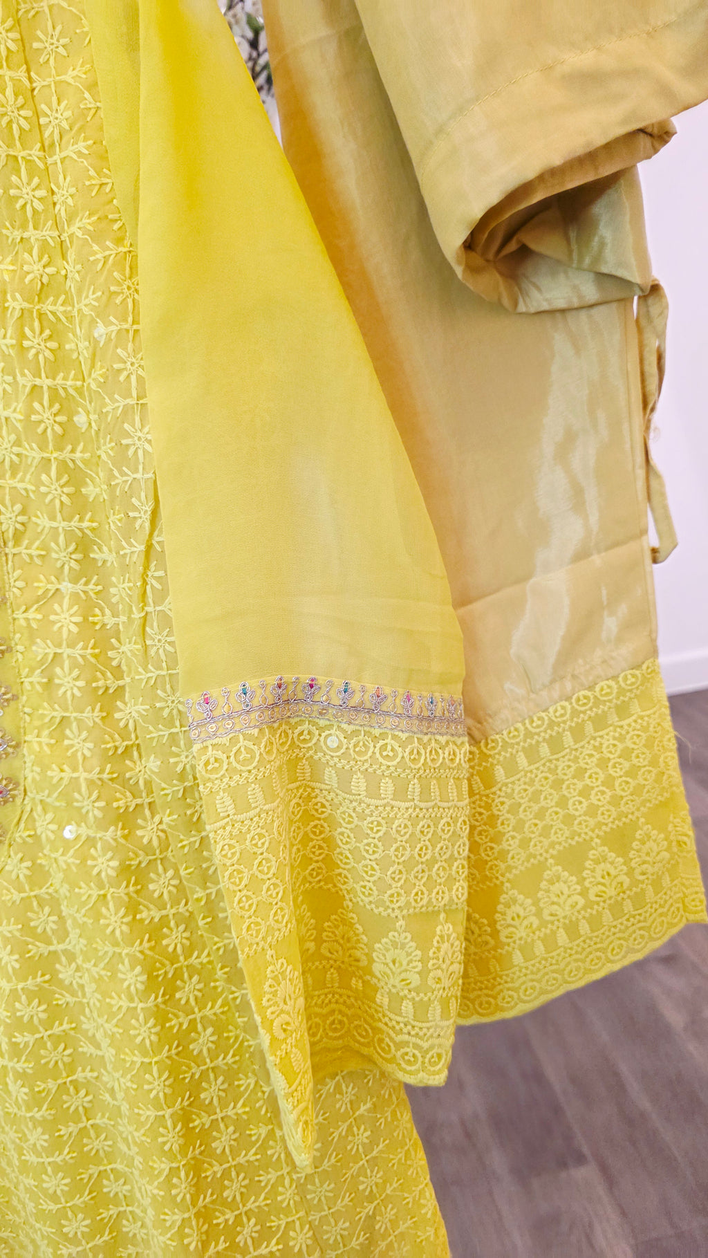 Damen Gelbes Chickenkari Pailletten Kurti / Anzug-Set mit Hose und Dupatta