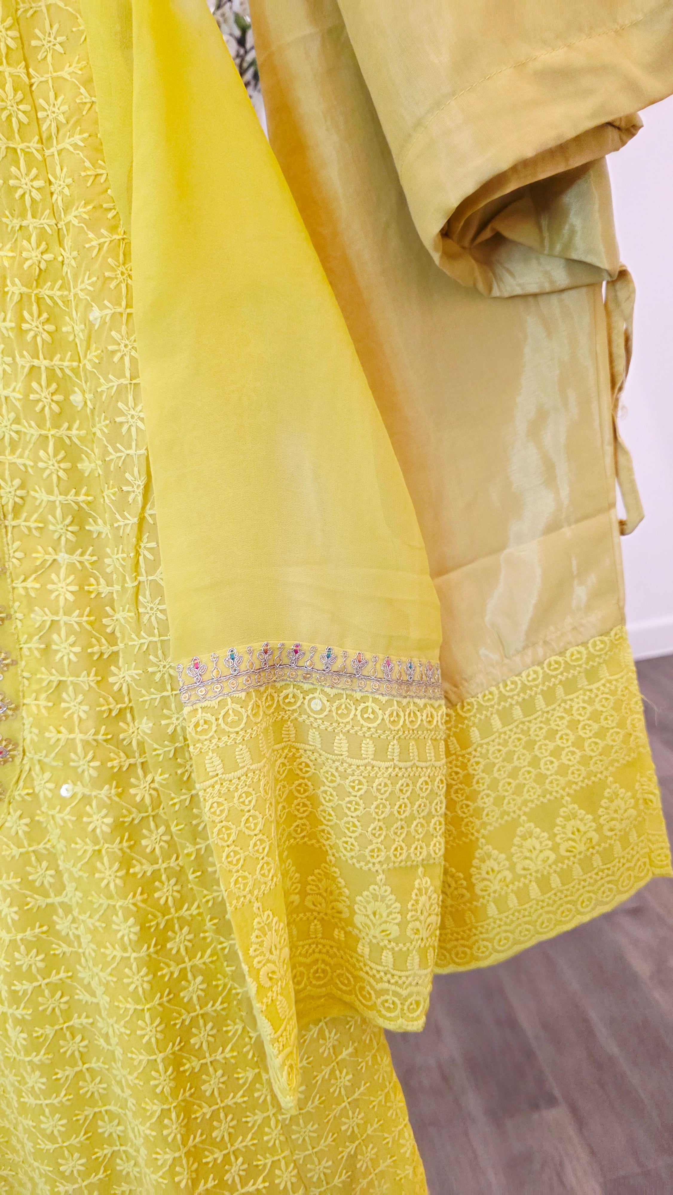 Damen Gelbes Chickenkari Pailletten Kurti / Anzug-Set mit Hose und Dupatta