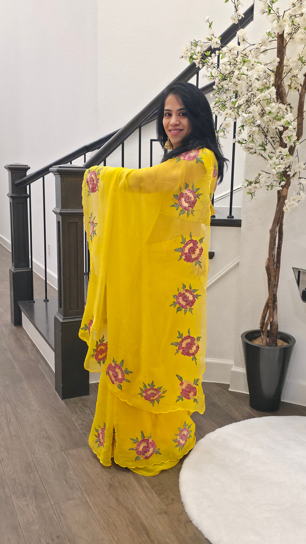 Gelber Saree mit Blumenmuster-Bordüre und gemusterter Bluse