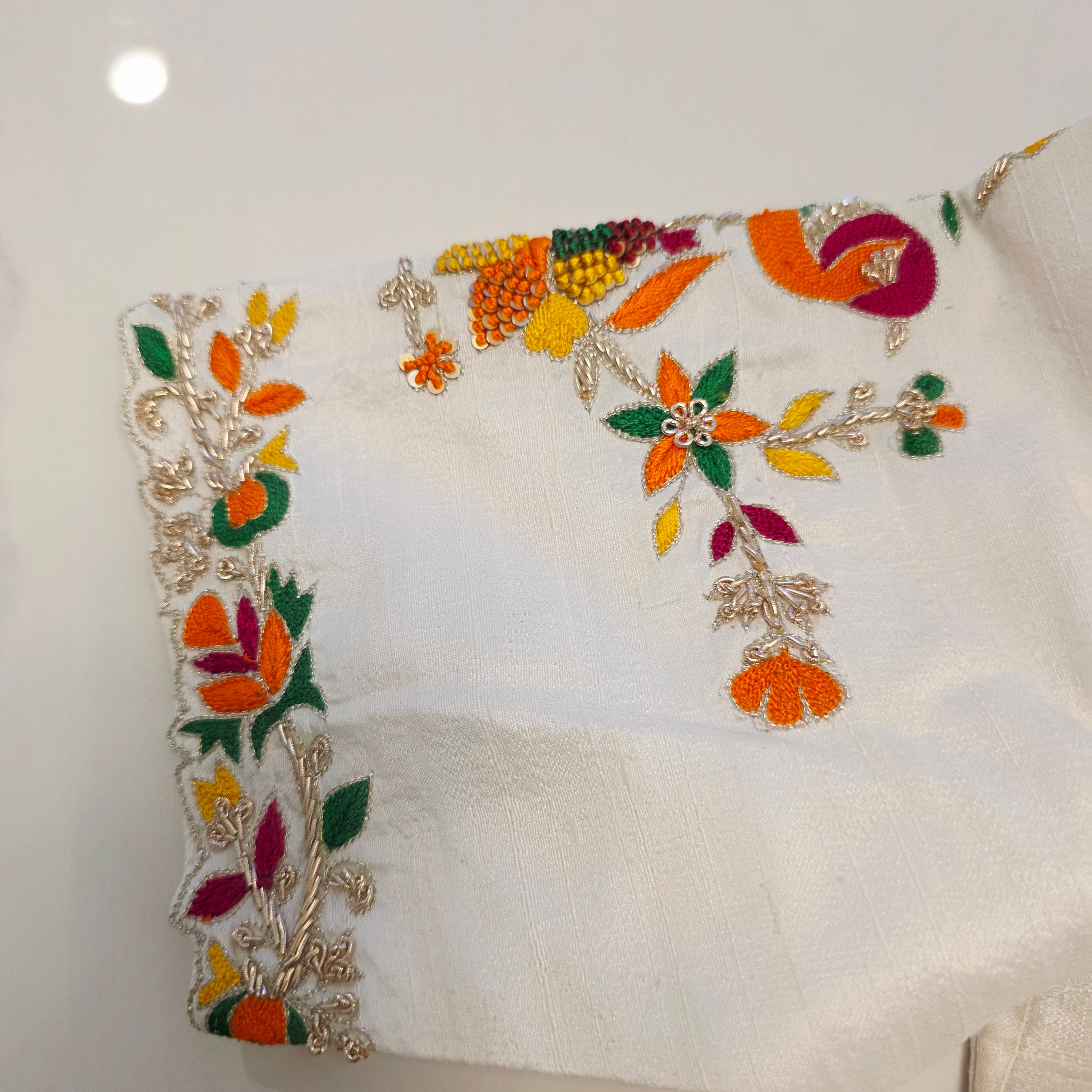 Orangefarbener, fallender Rohseidensari mit Allover-Kalamkari-Muster im Papageien-Thema mit wunderschöner Bluse