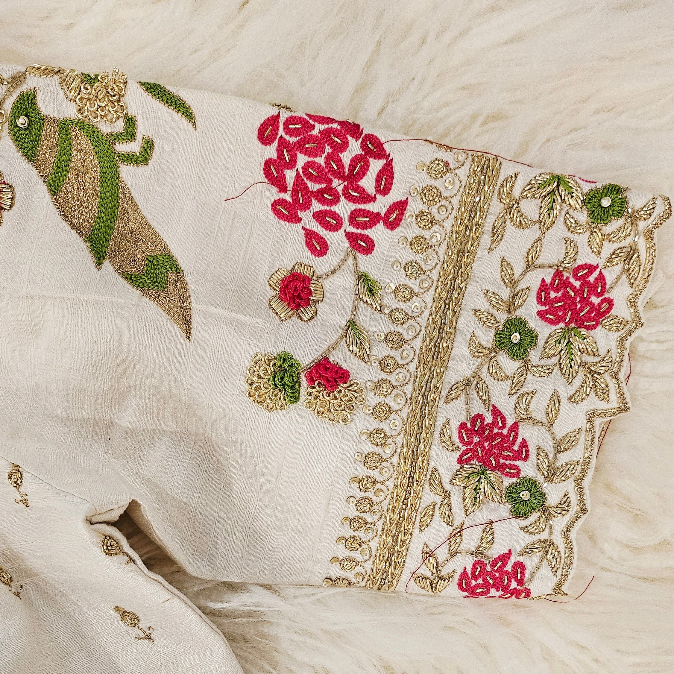 Pinkes Organza-Saree mit Blättern und Designer-Maggam-Arbeitsbluse