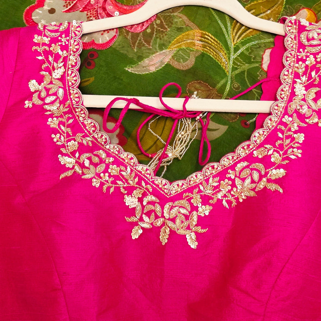 Mehndi grüner floraler Organza-Sari und pinke Bluse
