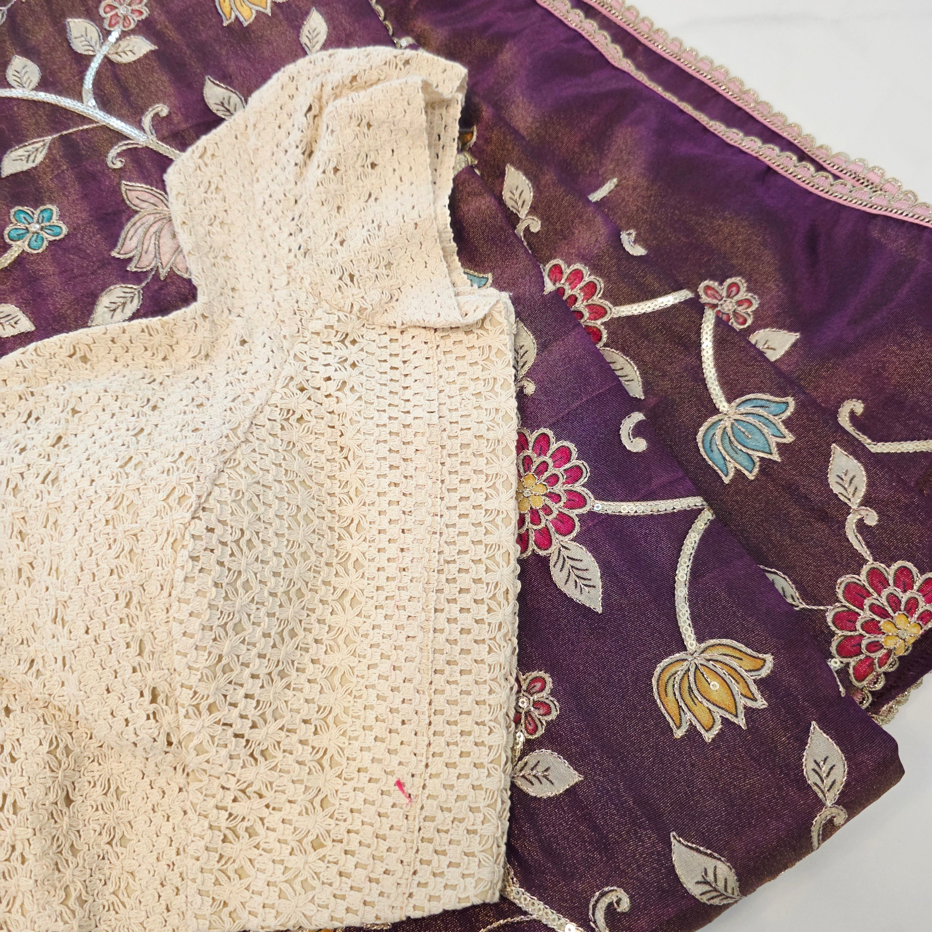 Violet Tissue Kalmkari Applikationsarbeit Saree mit Spitzenbluse