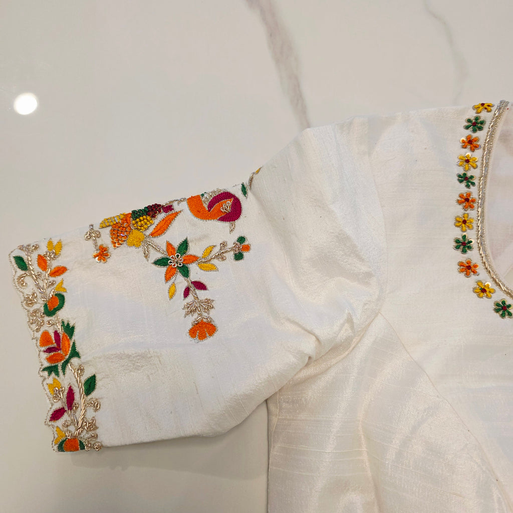 Orangefarbener, fallender Rohseidensari mit Allover-Kalamkari-Muster im Papageien-Thema mit wunderschöner Bluse