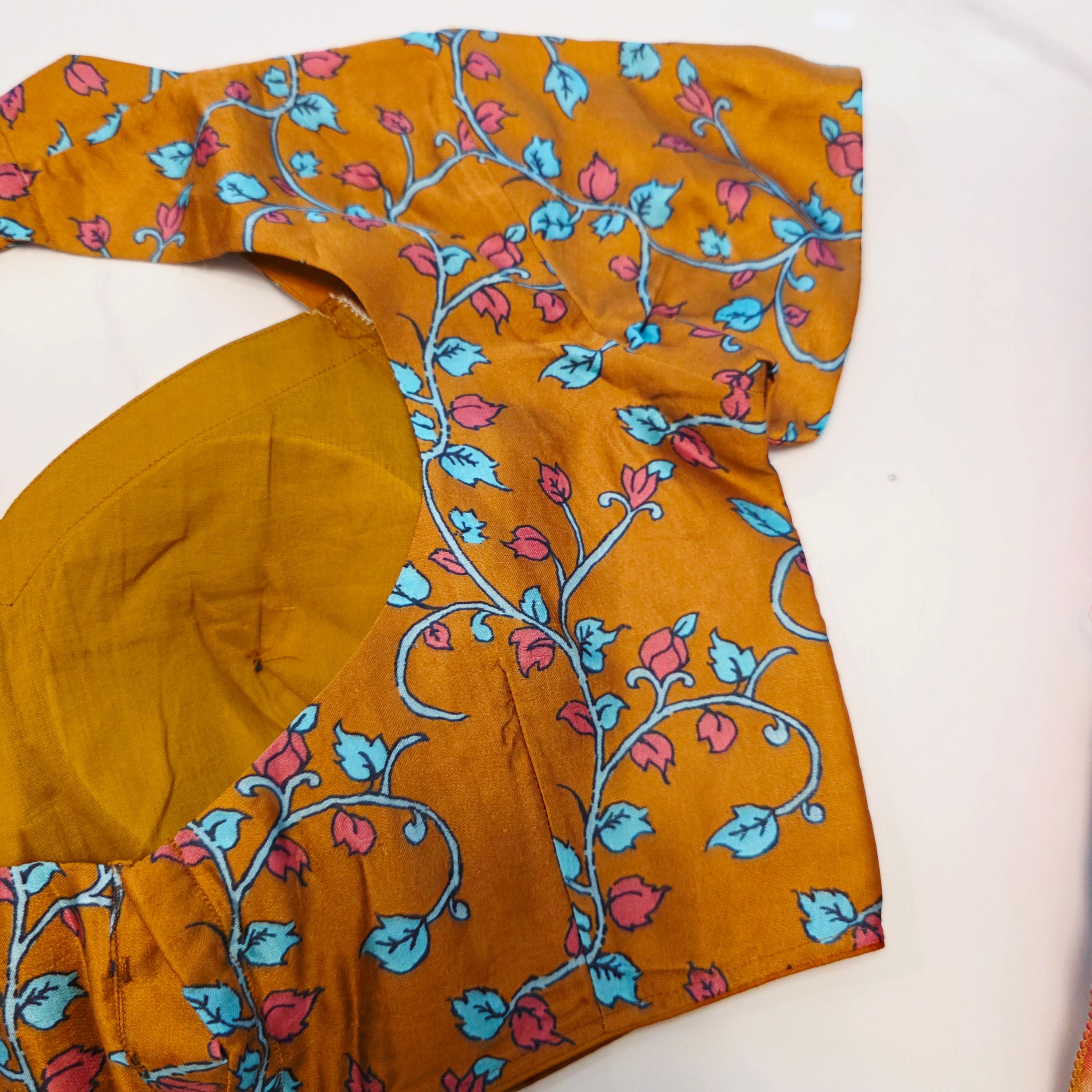Rot und Senfgelb - Reine, weiche Premium Bandini-Sari mit Kalamkari-Bordüre und trendiger Bluse