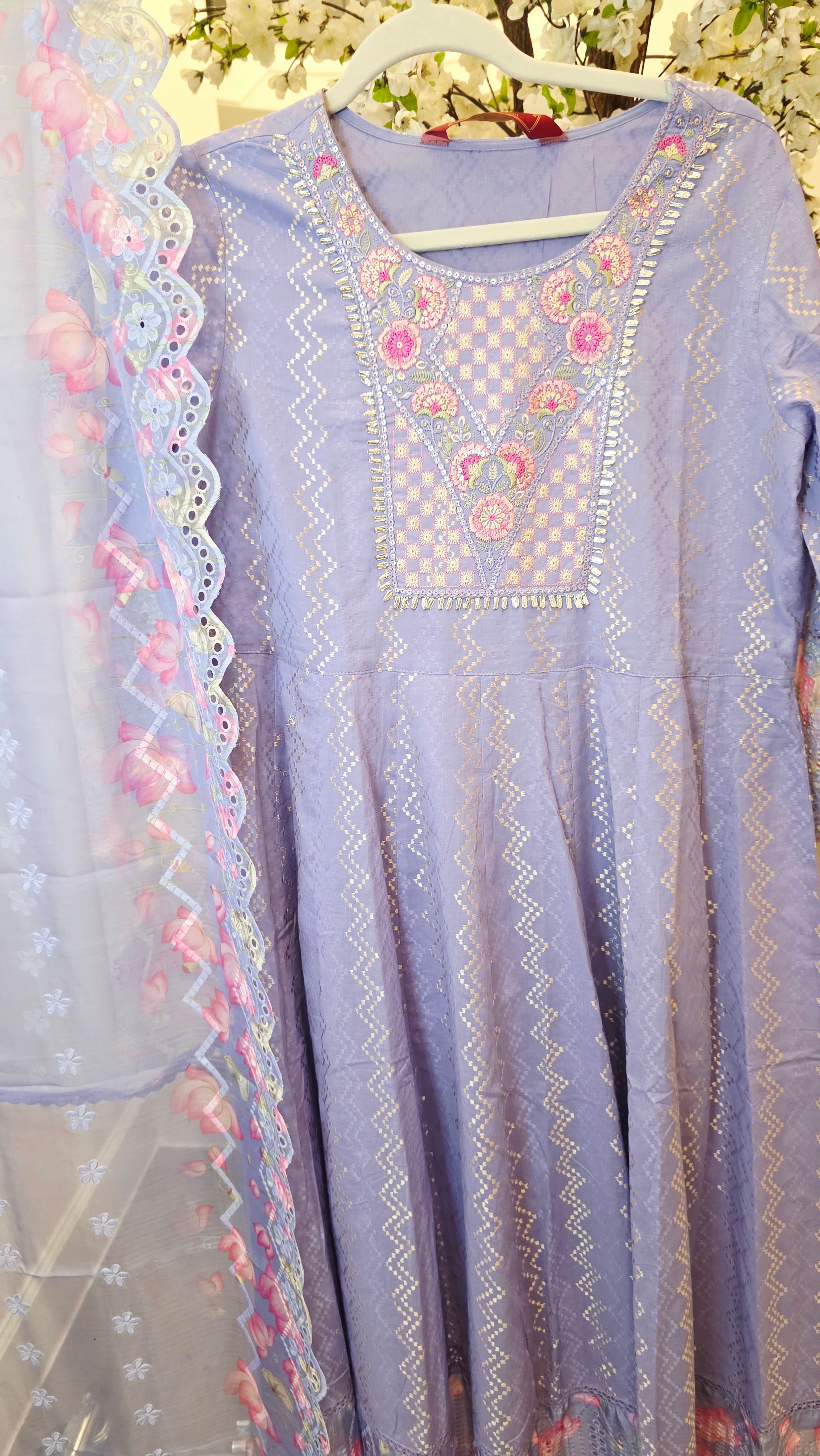 Damen Kurta-Set in bläulich-violetten Pailletten mit floraler Applikationsspitze