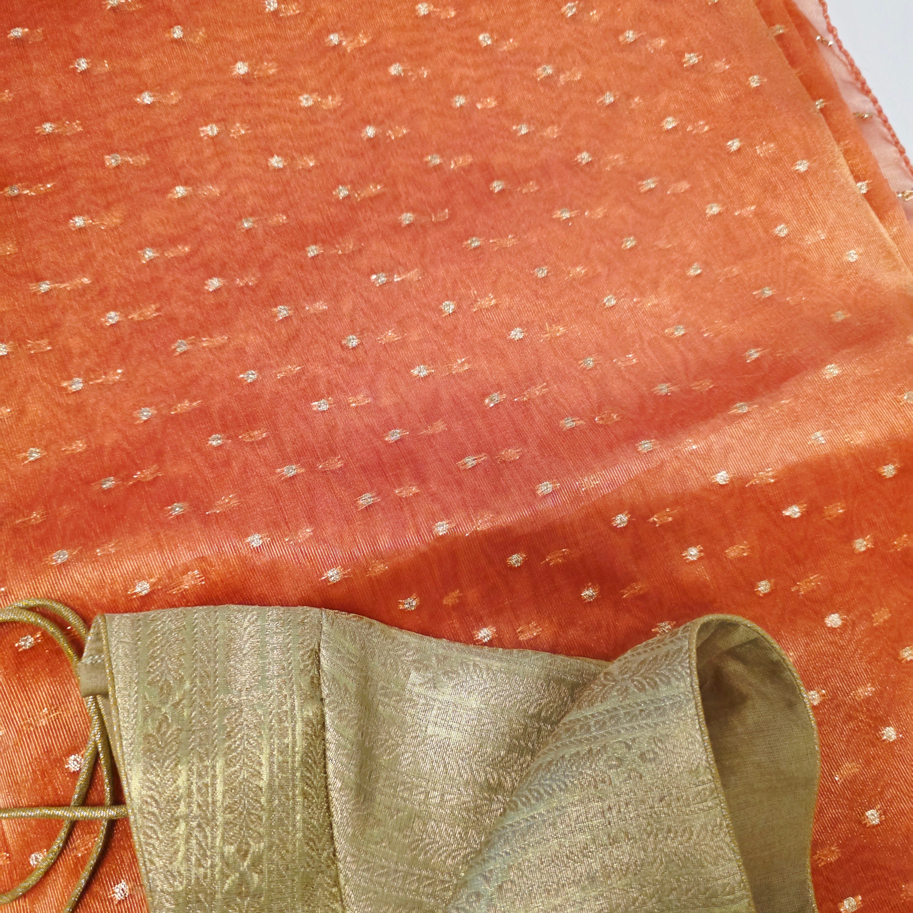 Damen Pink Falling Tissue Saree mit goldener Bluse