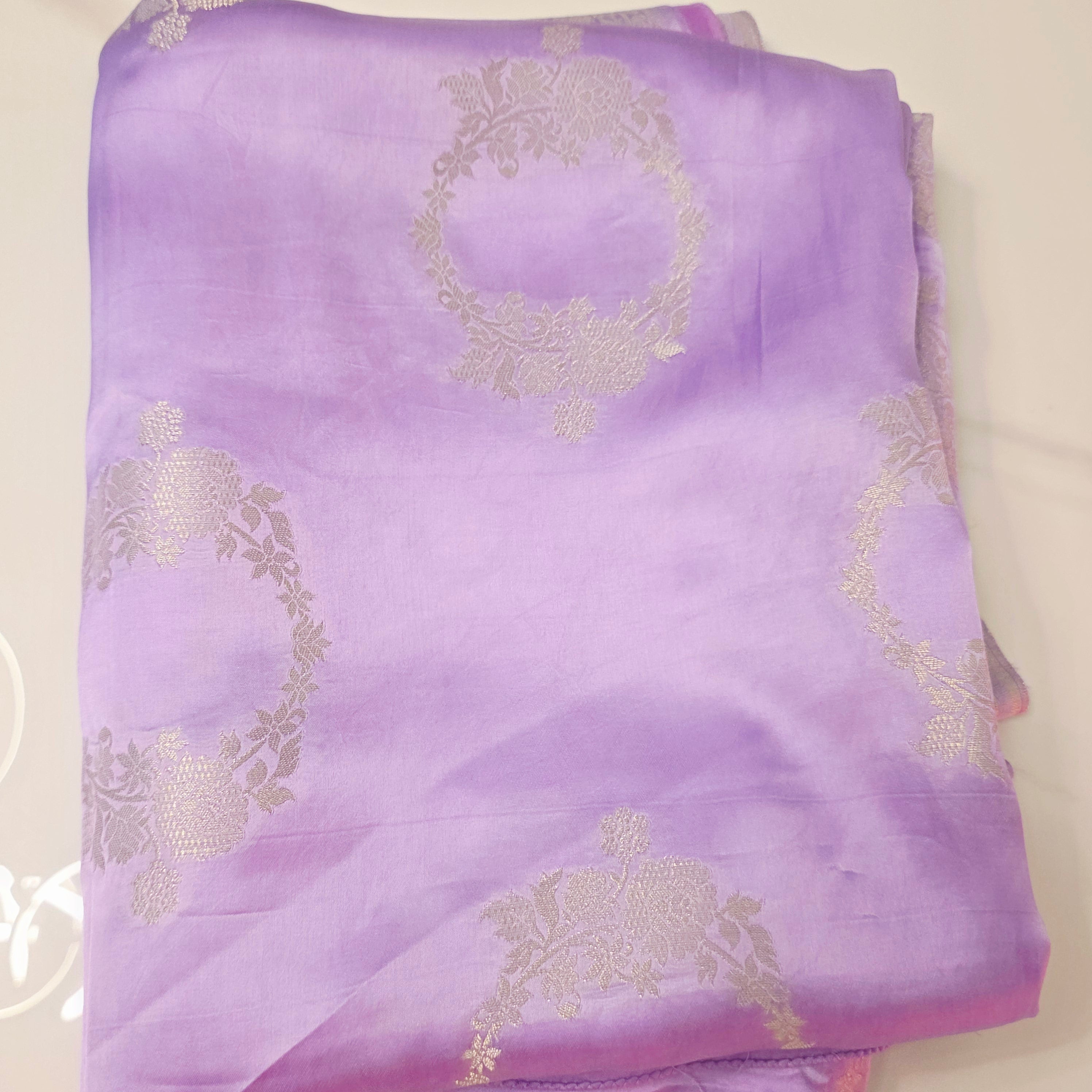 Lila Banarasi Mashru Seide mit wunderschöner Bluse