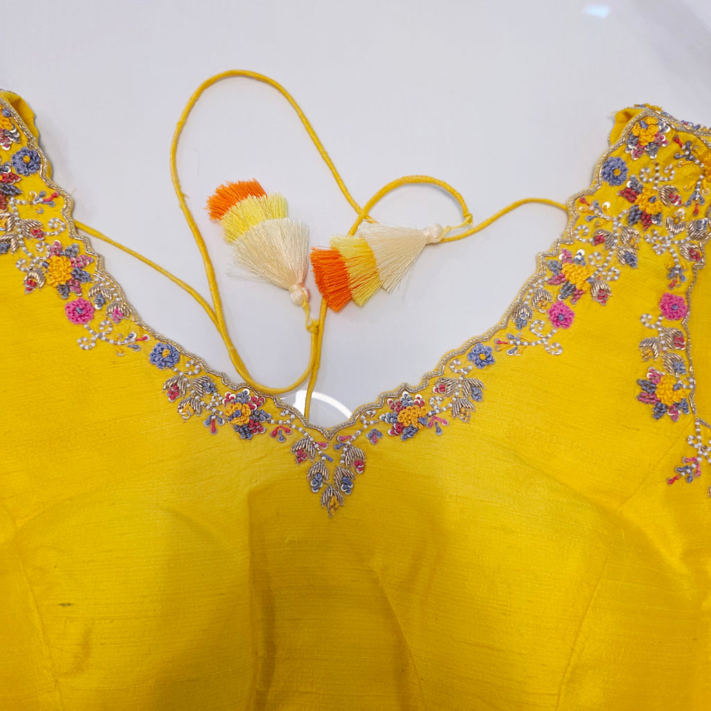 Muslin Jamdani in Gold kombiniert mit einer ärmellosen Bluse aus Rohseide mit Maggam-Stickerei