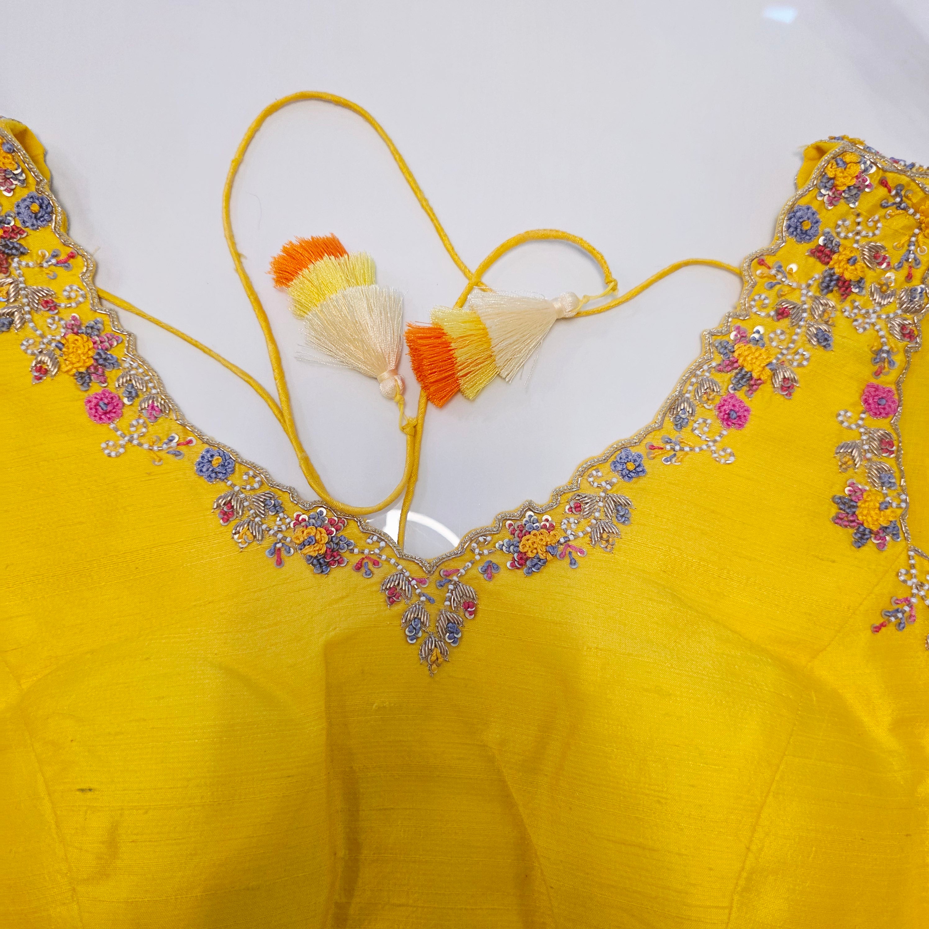 Muslin Jamdani in Gold kombiniert mit einer ärmellosen Bluse aus Rohseide mit Maggam-Stickerei