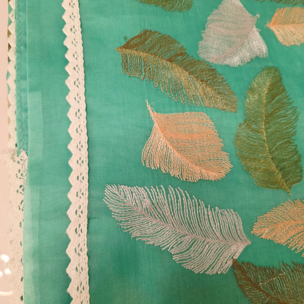 Petrolblaues Sari aus weicher Organza mit vollflächiger Blätterstickerei. Kombiniert mit einer weichen Paillettenbluse.