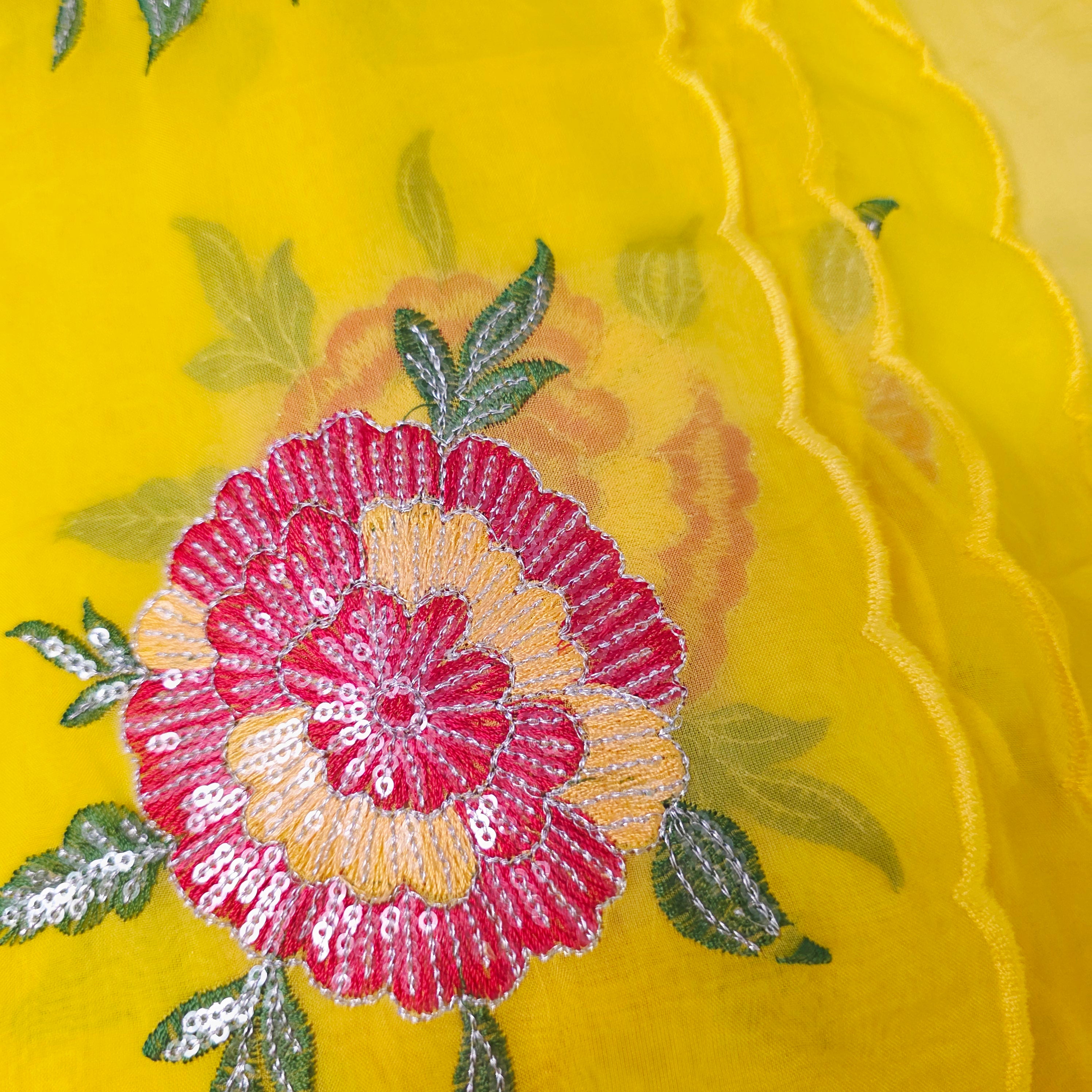 Gelber Saree mit Blumenmuster-Bordüre und gemusterter Bluse