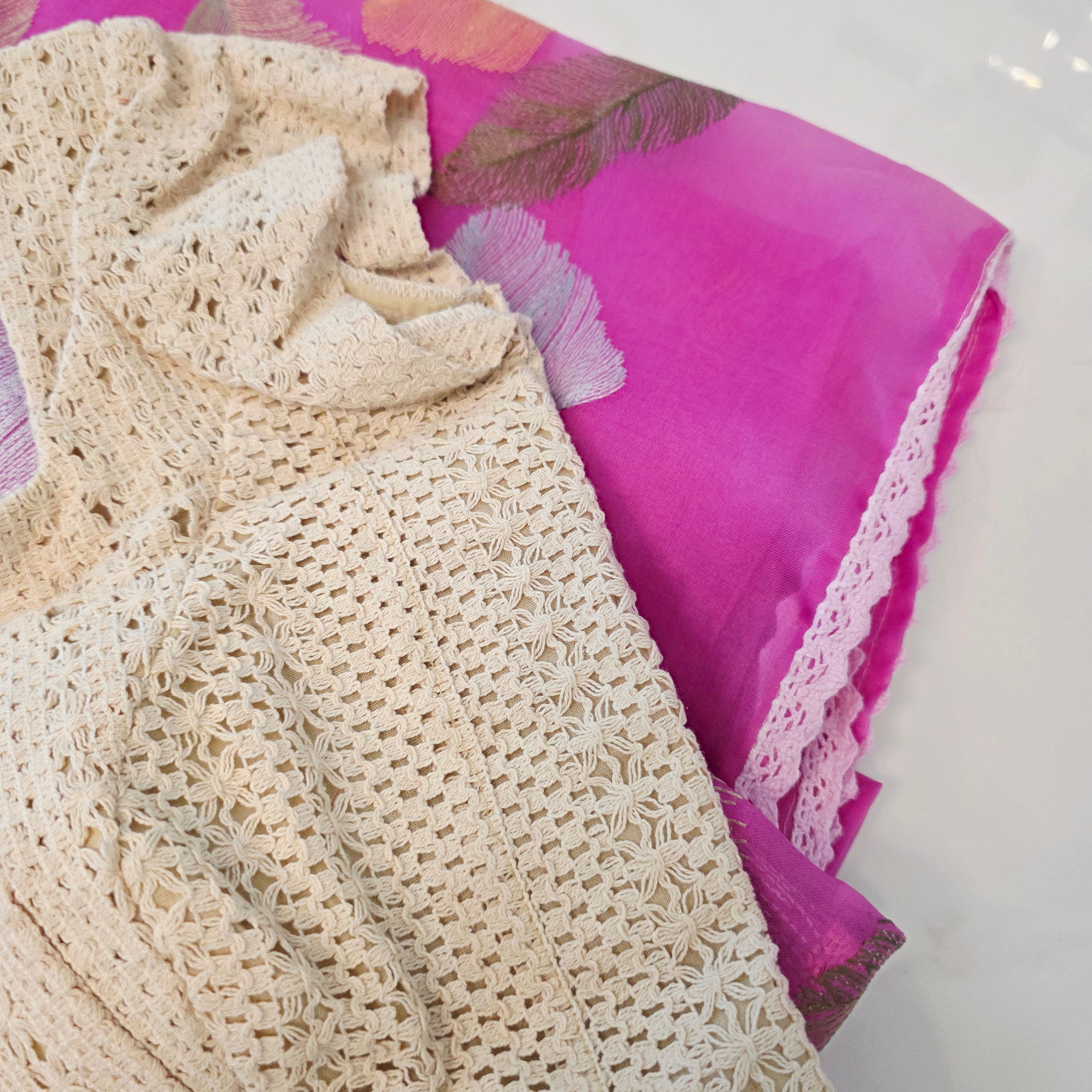 Rosa Organza-Sari mit Blattstickerei und Spitzenbluse