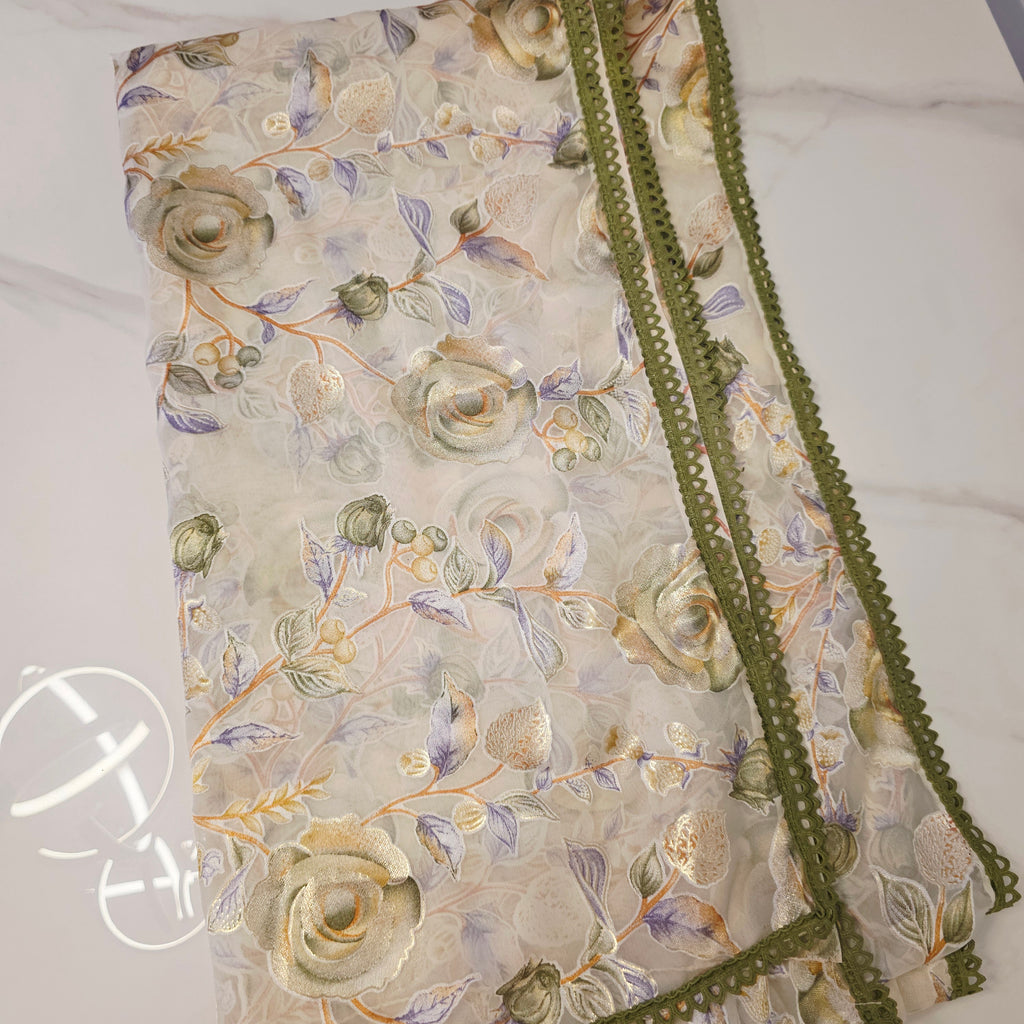 Milchweiß-grüner Brasso-Sari mit Crush-Maggam-Bluse