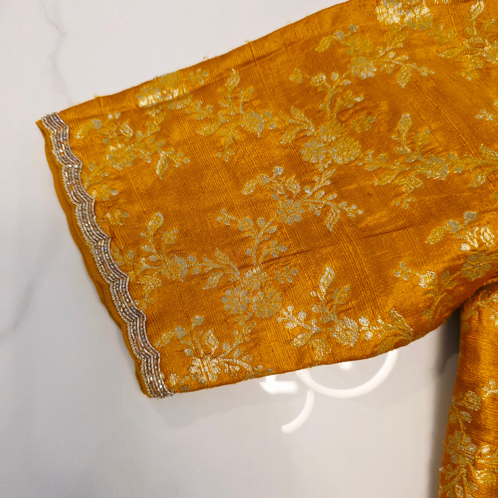 Grüner Musselin Jamdani Sari mit leuchtend gelber Pattu-Bluse