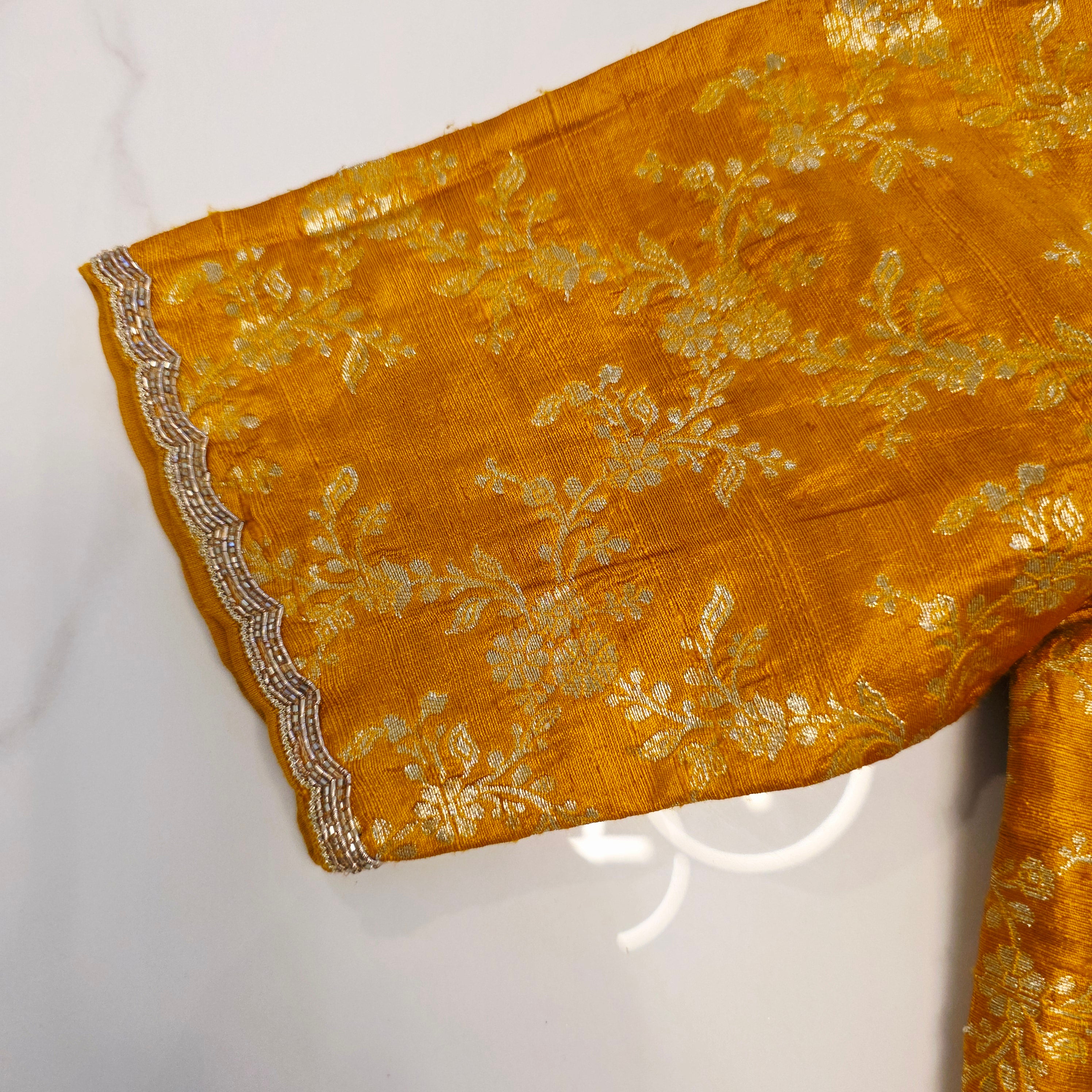 Grüner Musselin Jamdani Sari mit leuchtend gelber Pattu-Bluse