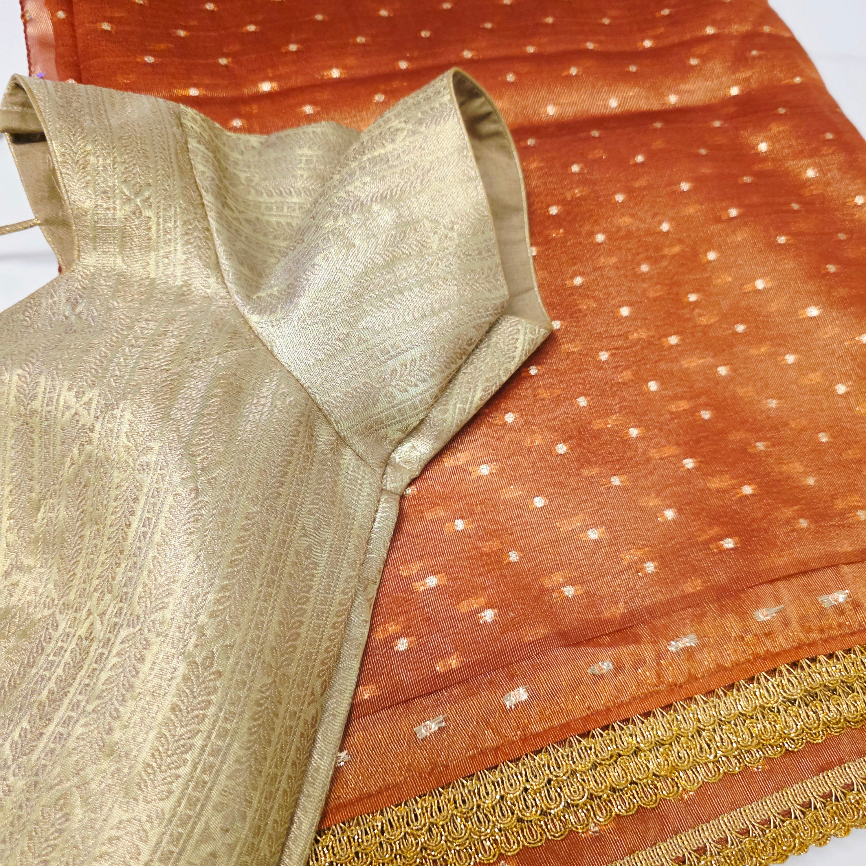 Damen Pink Falling Tissue Saree mit goldener Bluse