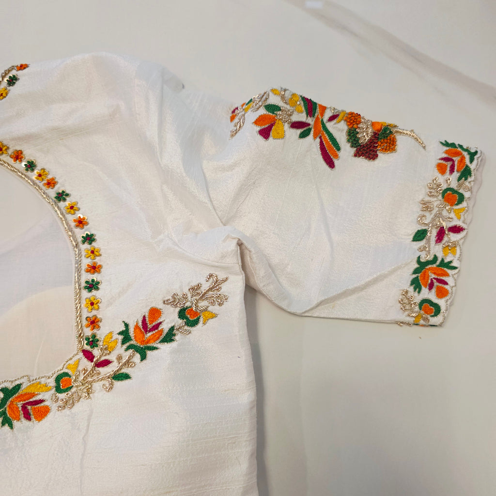 Orangefarbener, fallender Rohseidensari mit Allover-Kalamkari-Muster im Papageien-Thema mit wunderschöner Bluse