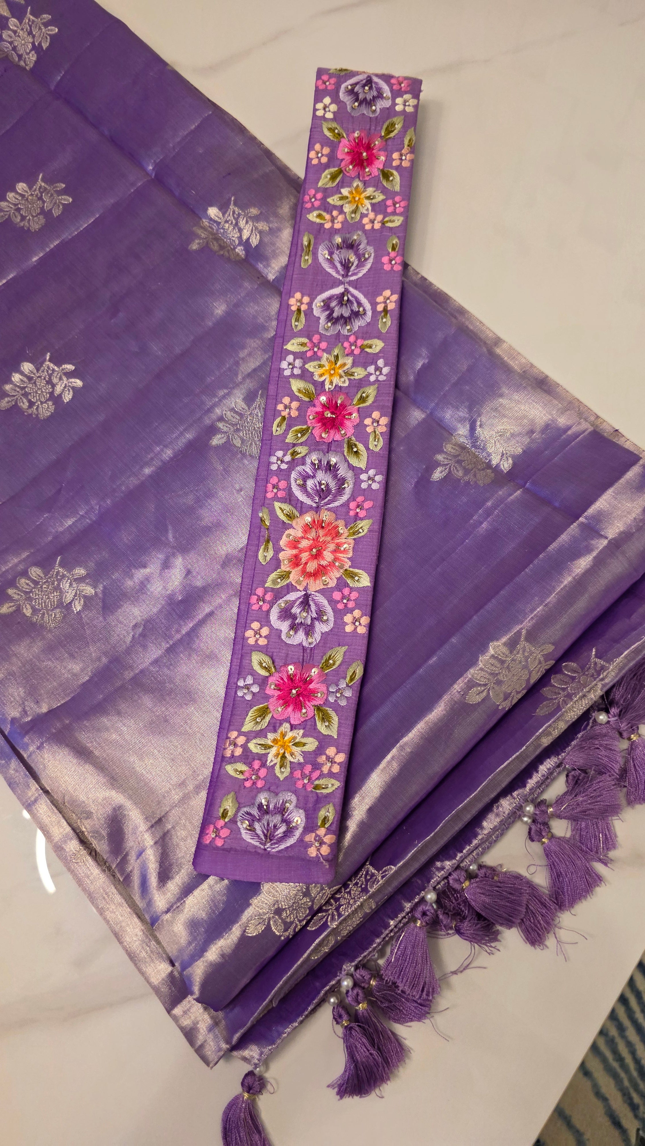 Lilafarbener reiner Kanchipattu-Sari mit Bluse und Gürtel