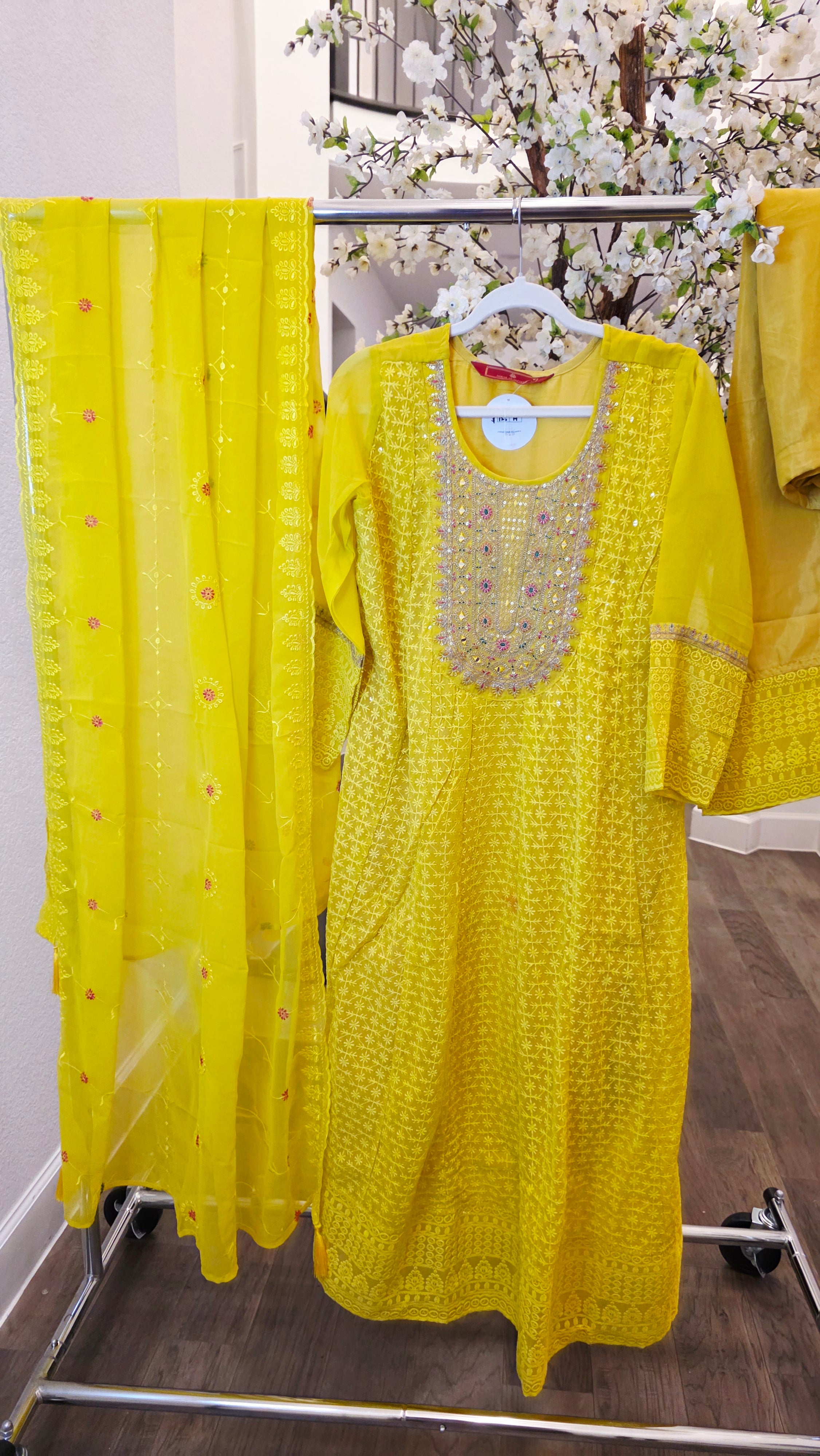 Damen Gelbes Chickenkari Pailletten Kurti / Anzug-Set mit Hose und Dupatta