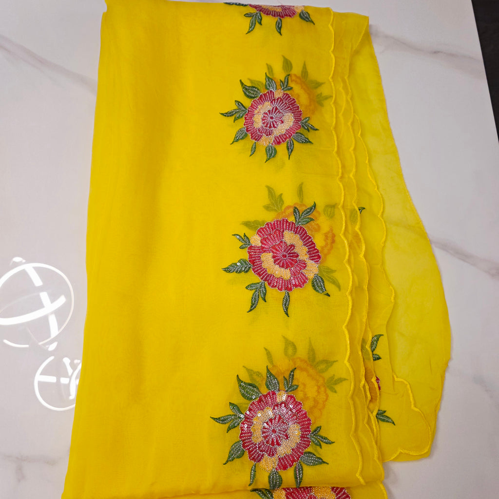 Gelber Saree mit Blumenmuster-Bordüre und gemusterter Bluse