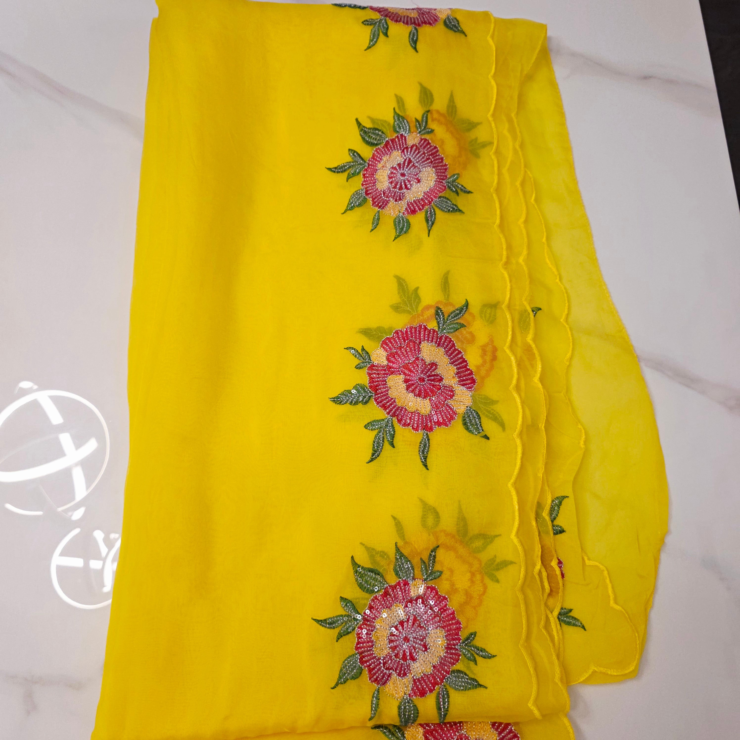 Gelber Saree mit Blumenmuster-Bordüre und gemusterter Bluse