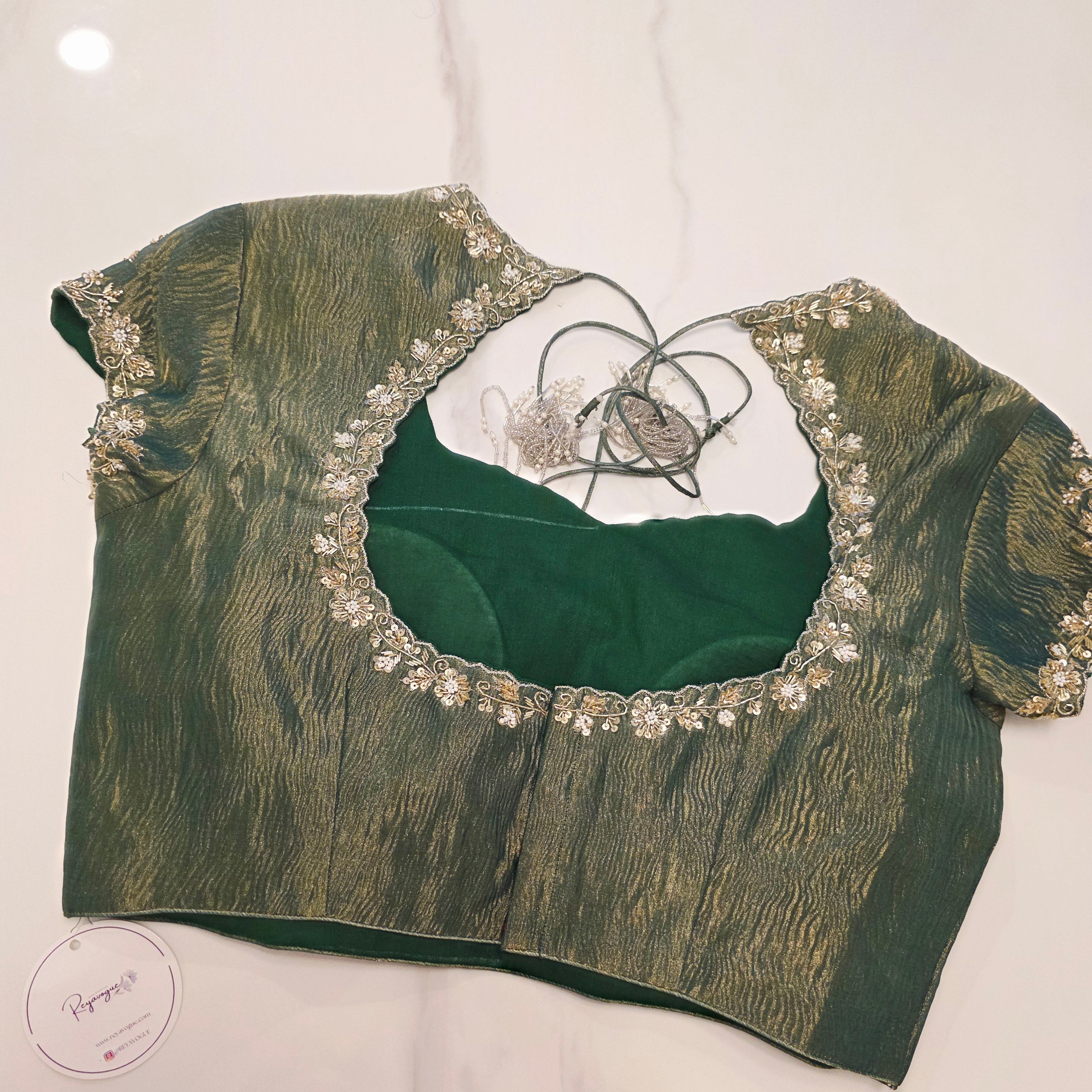 Milchweiß-grüner Brasso-Sari mit Crush-Maggam-Bluse