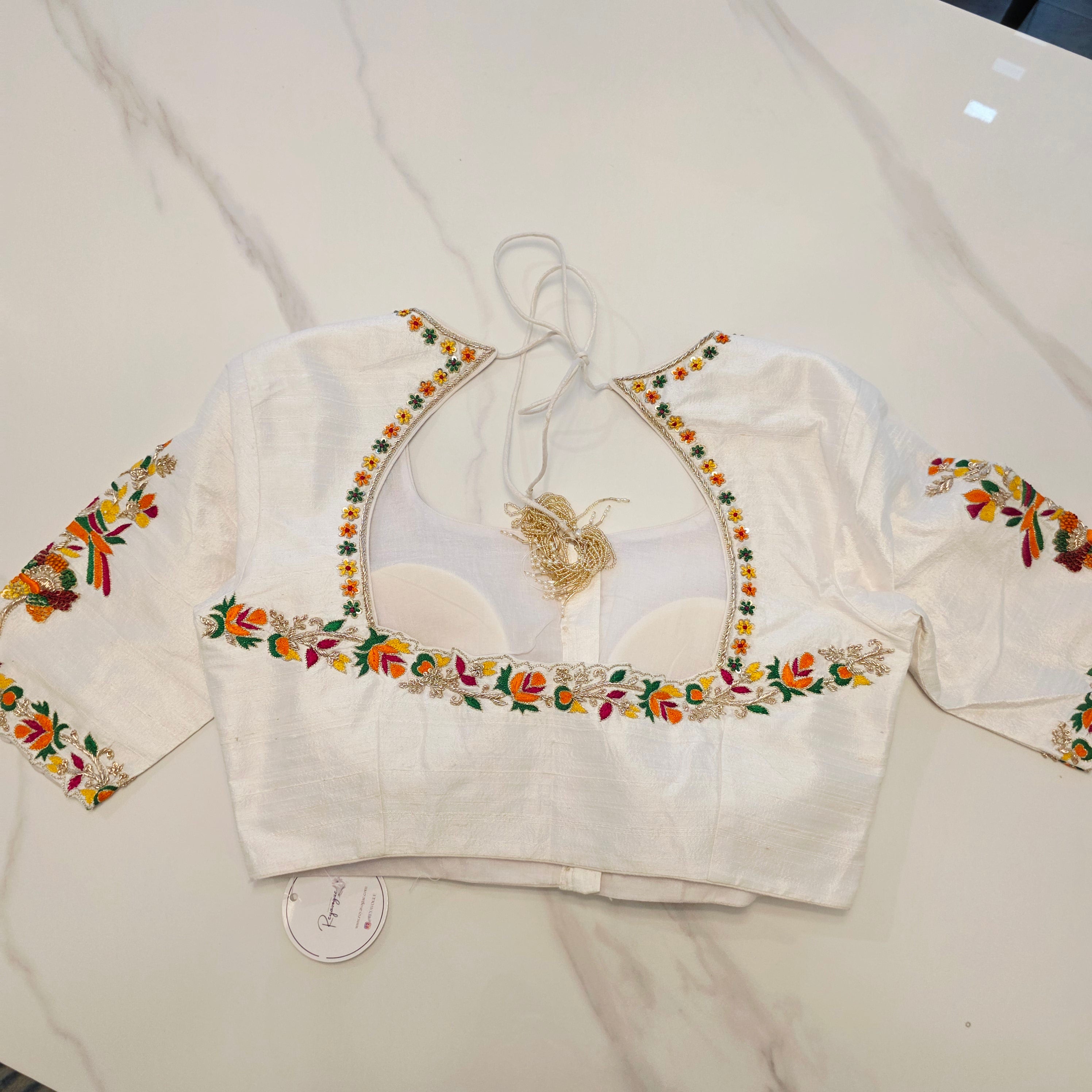 Orangefarbener, fallender Rohseidensari mit Allover-Kalamkari-Muster im Papageien-Thema mit wunderschöner Bluse