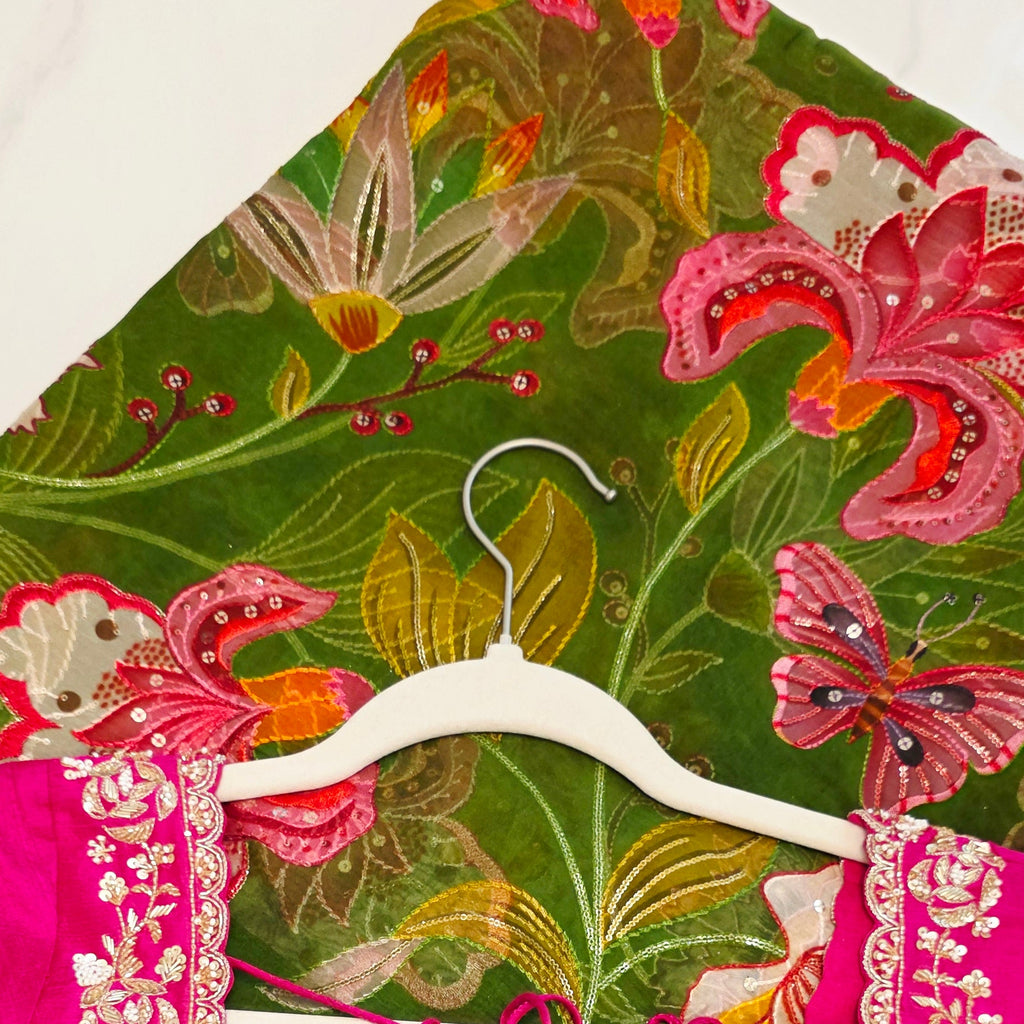 Mehndi grüner floraler Organza-Sari und pinke Bluse