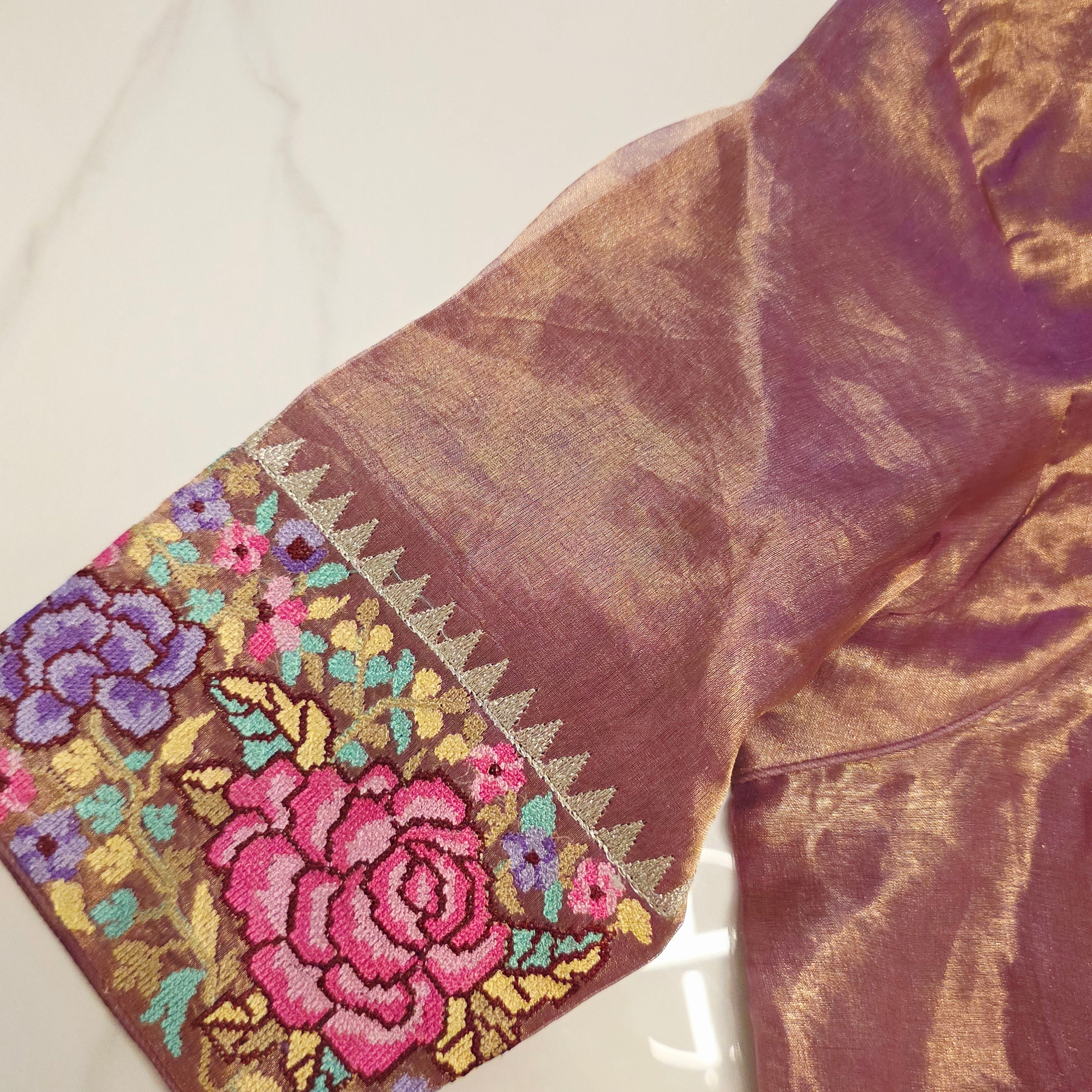 Reine Banaras Gold-Tissue-Sari mit Petitpoint-Stickerei