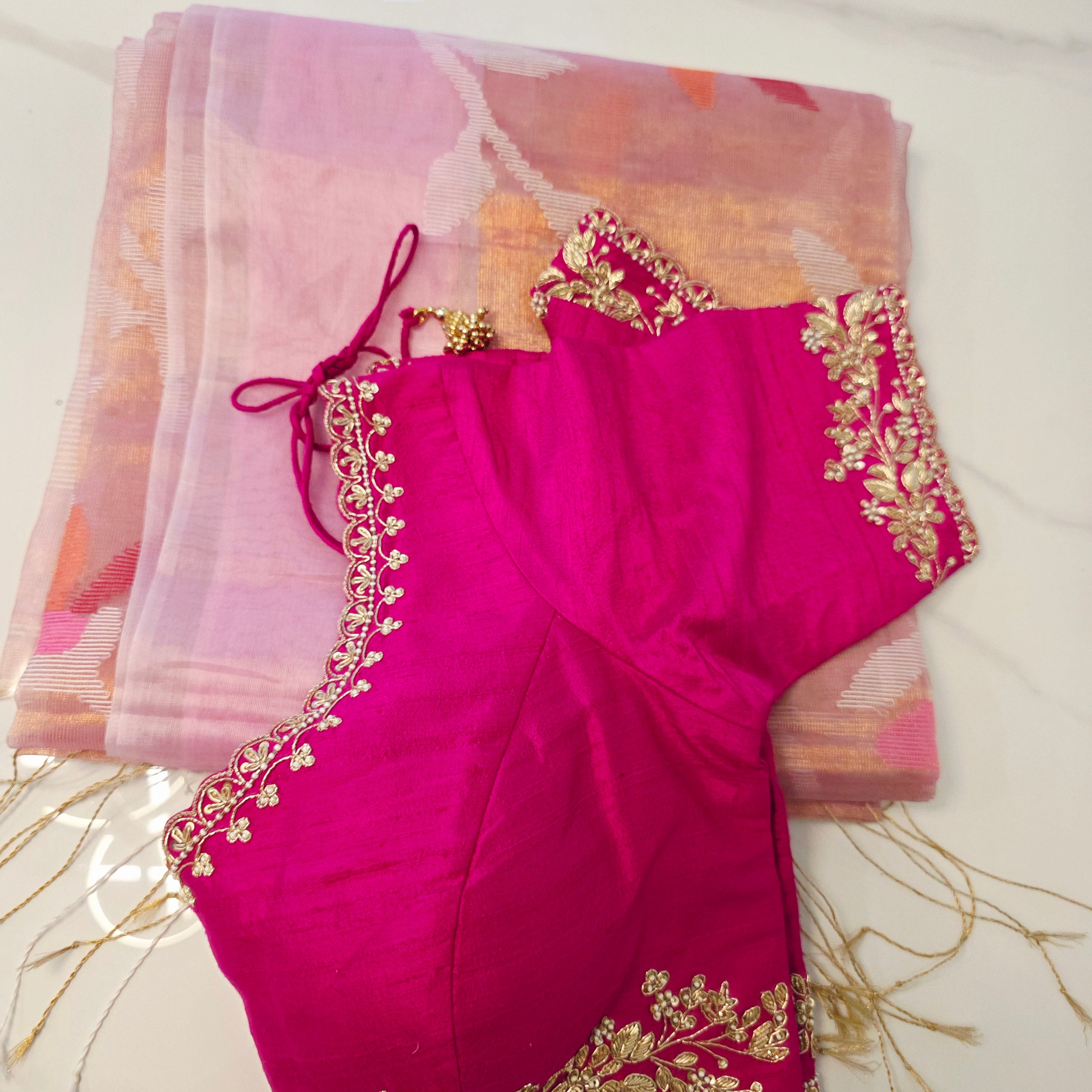 Reine Tissue Muslin Jamdani in Pink mit Designer-Hotpink-Bluse