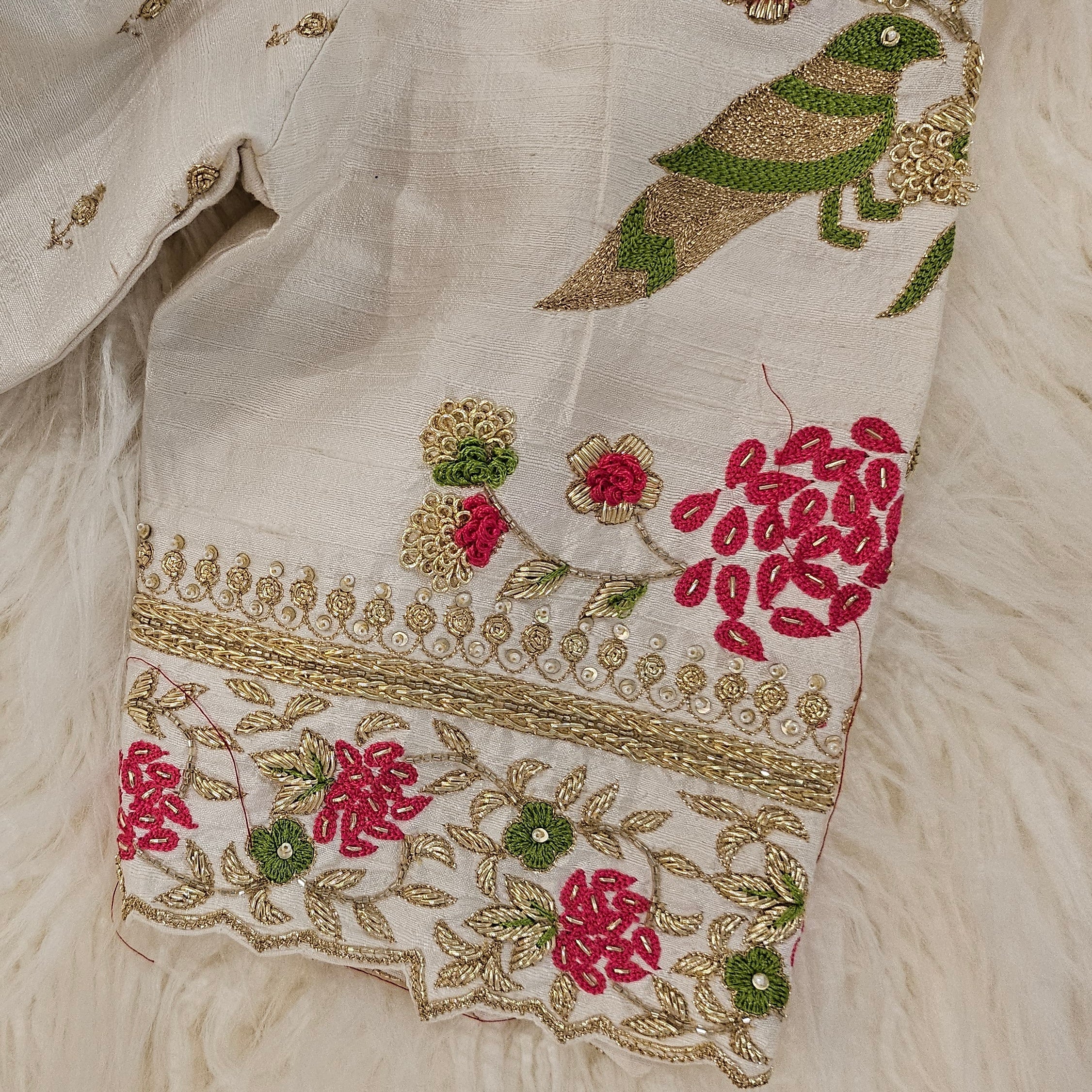 Pinkes Organza-Saree mit Blättern und Designer-Maggam-Arbeitsbluse