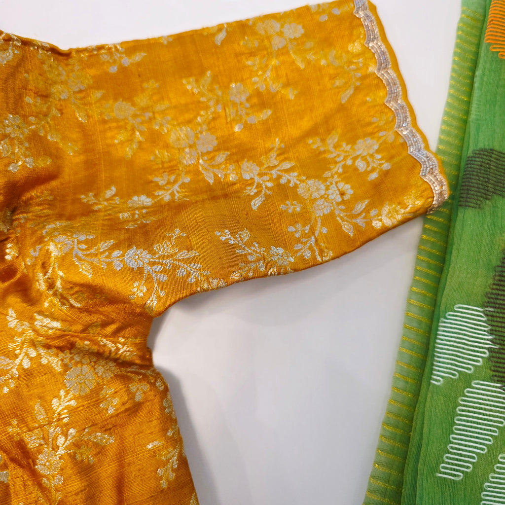 Grüner Musselin Jamdani Sari mit leuchtend gelber Pattu-Bluse