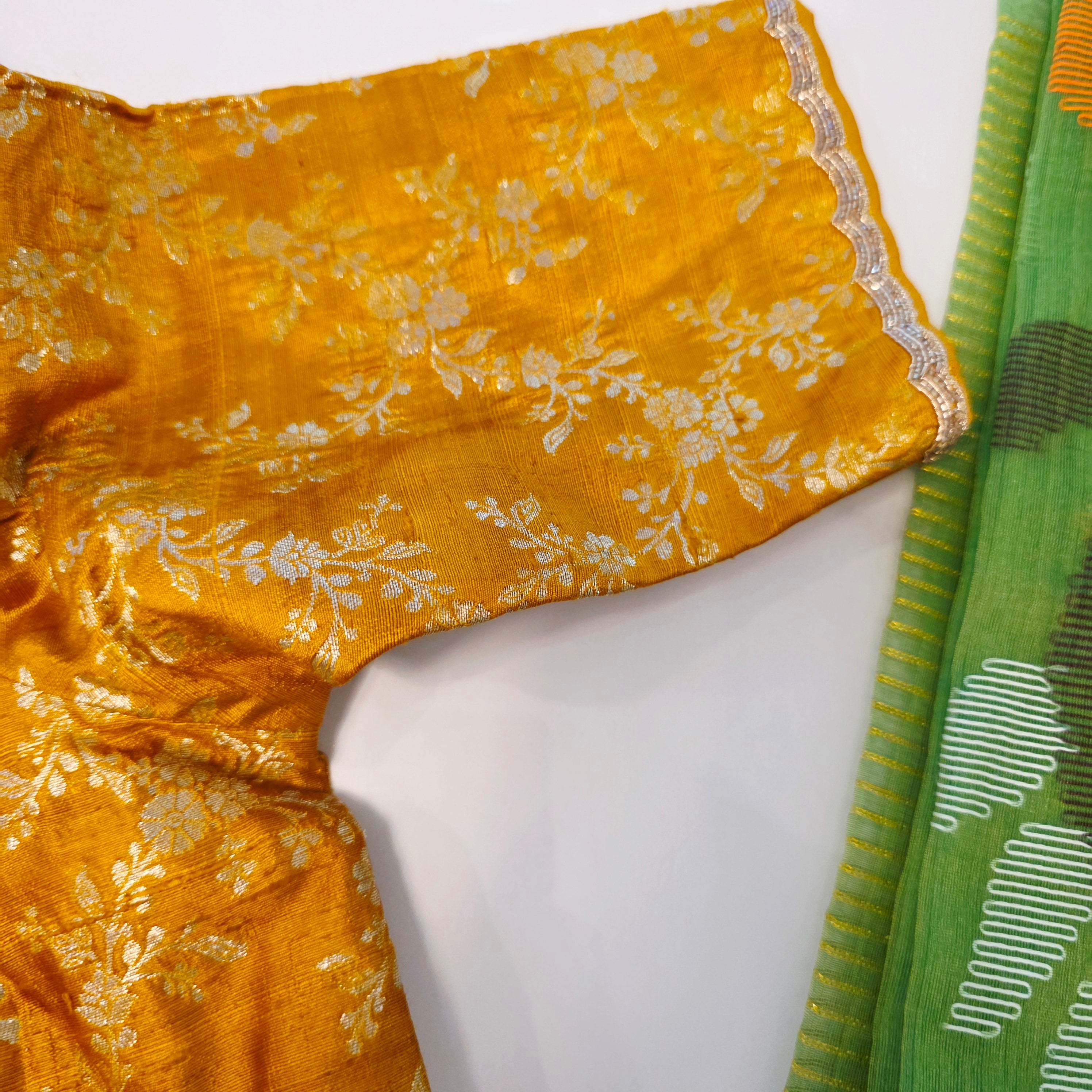 Grüner Musselin Jamdani Sari mit leuchtend gelber Pattu-Bluse