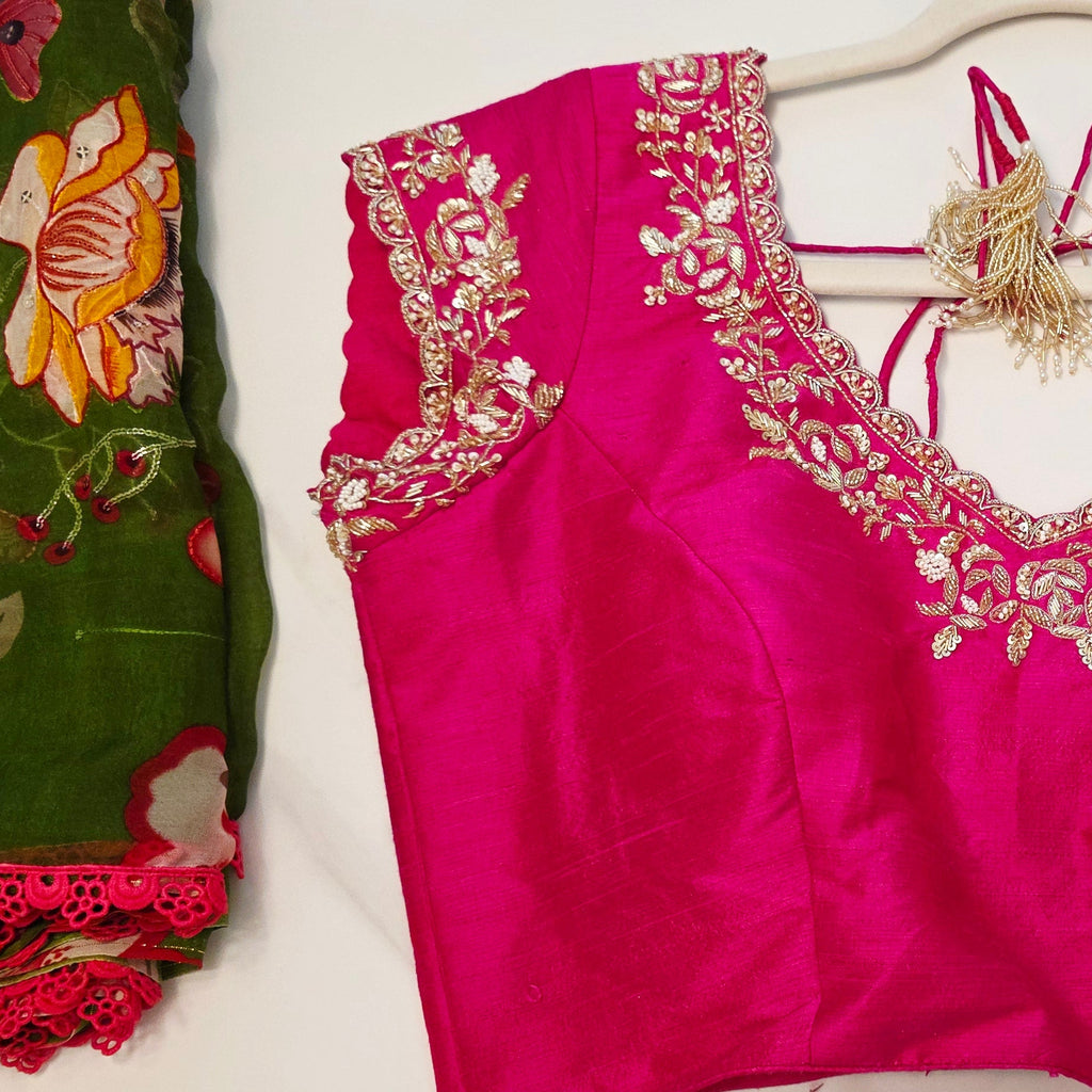 Mehndi grüner floraler Organza-Sari und pinke Bluse