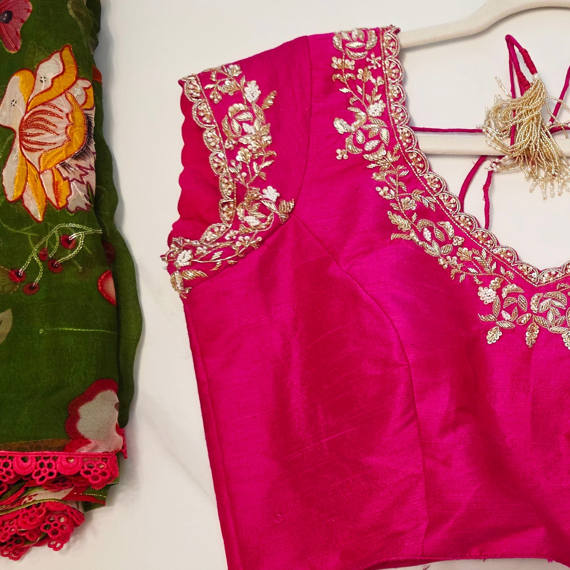 Mehndi grüner floraler Organza-Sari und pinke Bluse