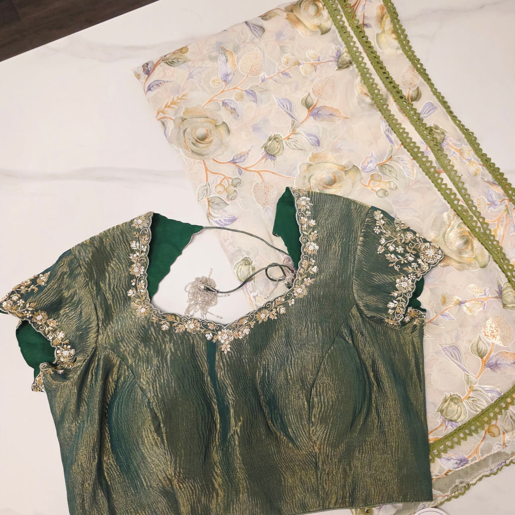 Milchweiß-grüner Brasso-Sari mit Crush-Maggam-Bluse