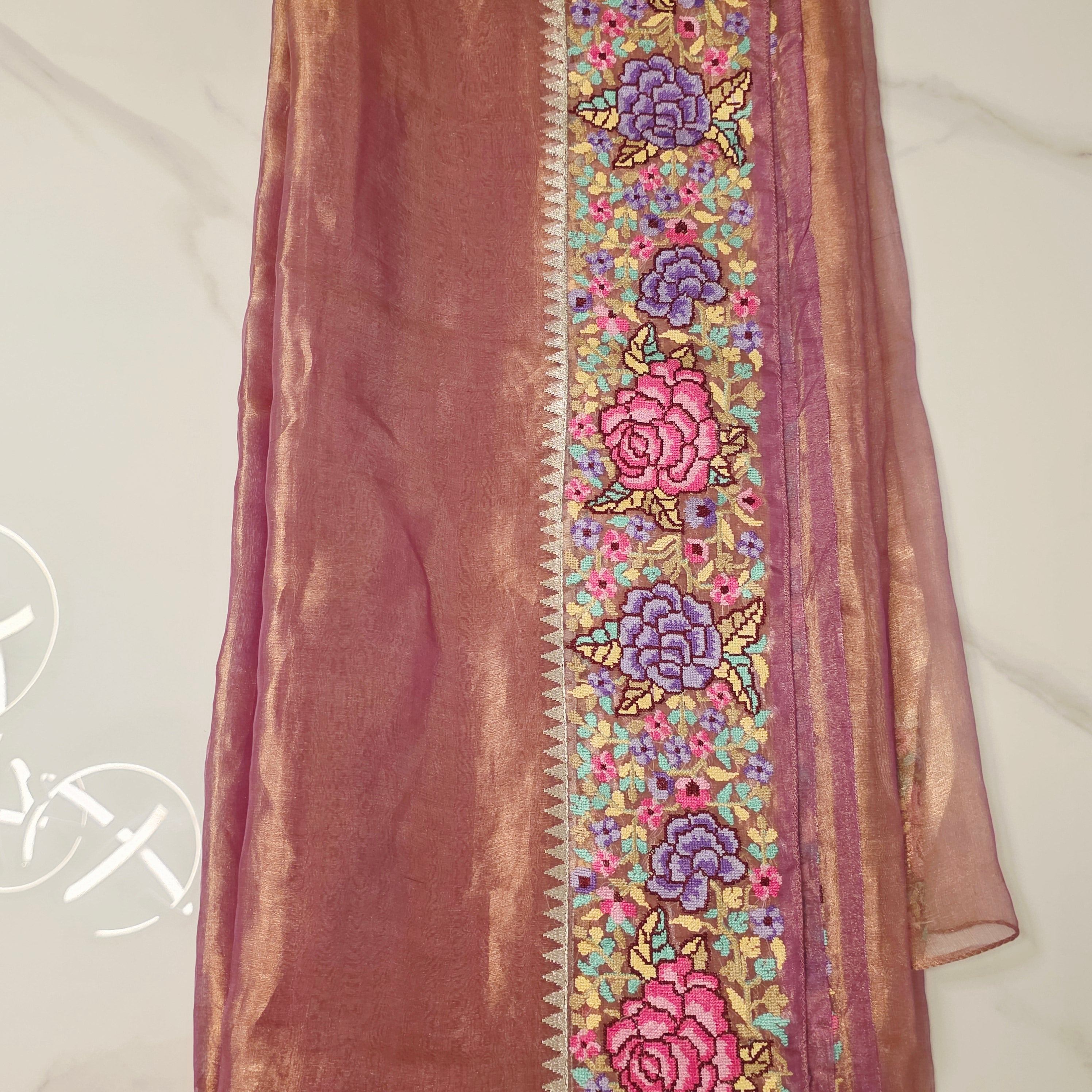 Reine Banaras Gold-Tissue-Sari mit Petitpoint-Stickerei