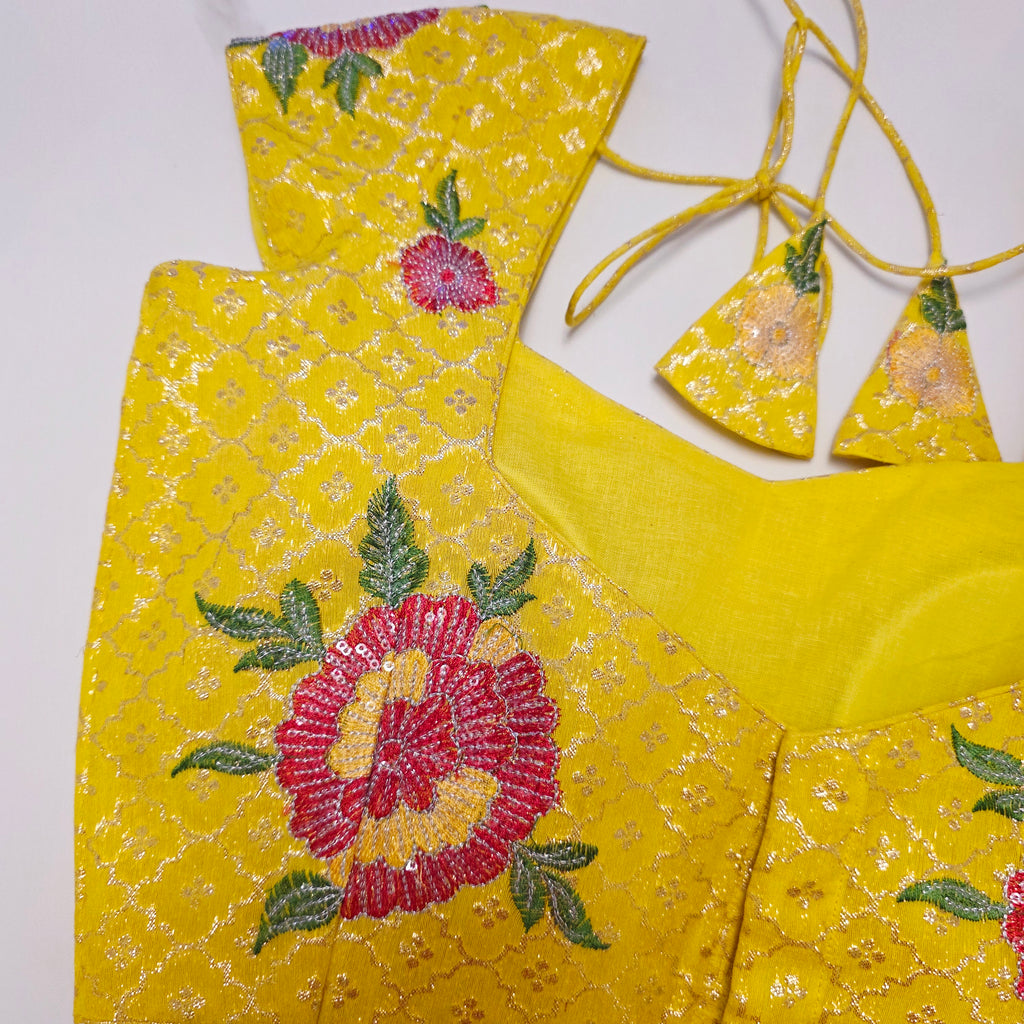 Gelber Saree mit Blumenmuster-Bordüre und gemusterter Bluse