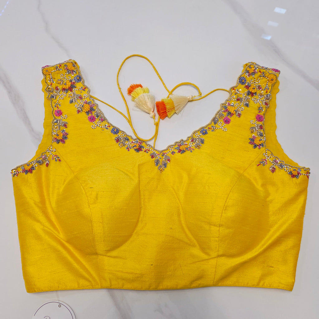 Muslin Jamdani in Gold kombiniert mit einer ärmellosen Bluse aus Rohseide mit Maggam-Stickerei