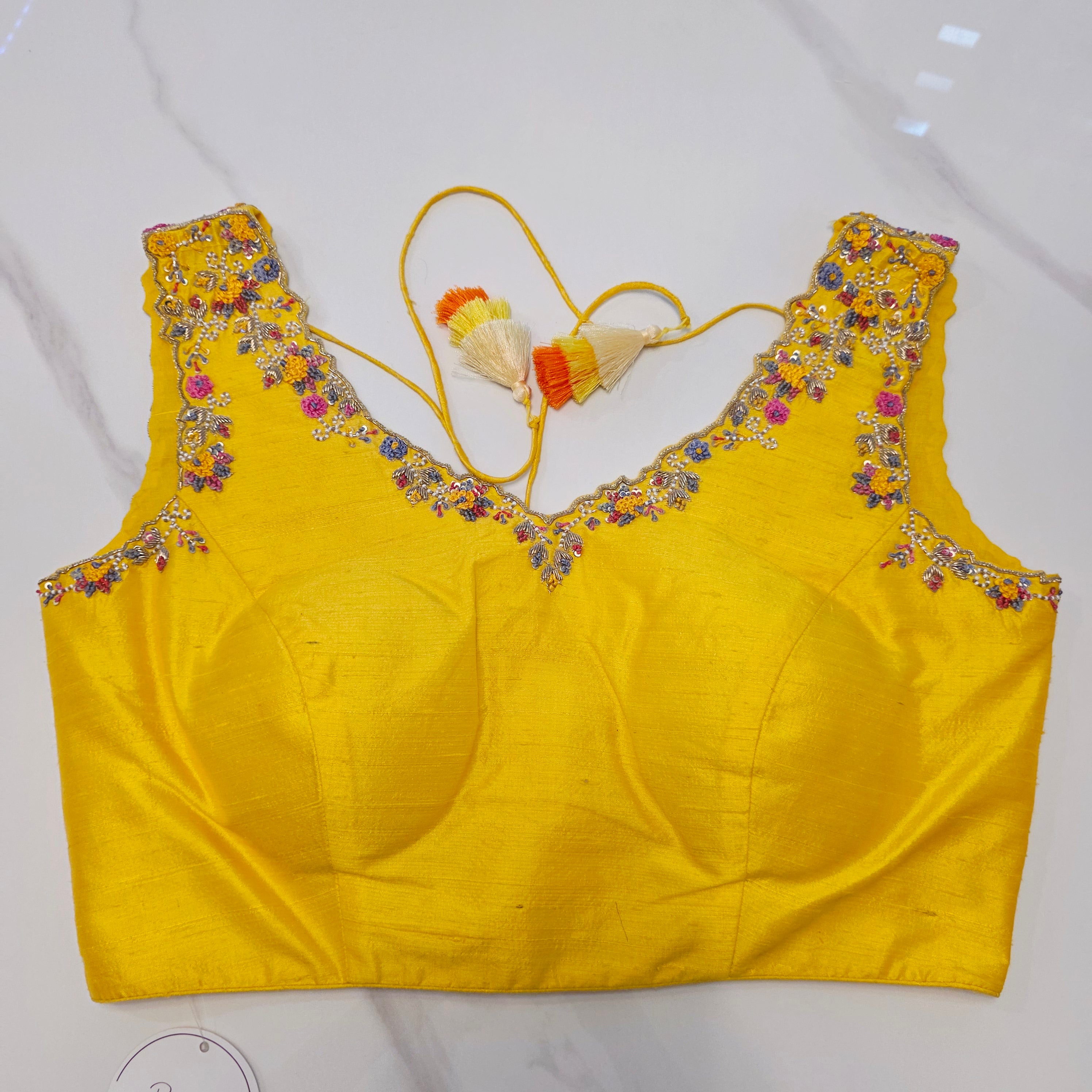 Muslin Jamdani in Gold kombiniert mit einer ärmellosen Bluse aus Rohseide mit Maggam-Stickerei