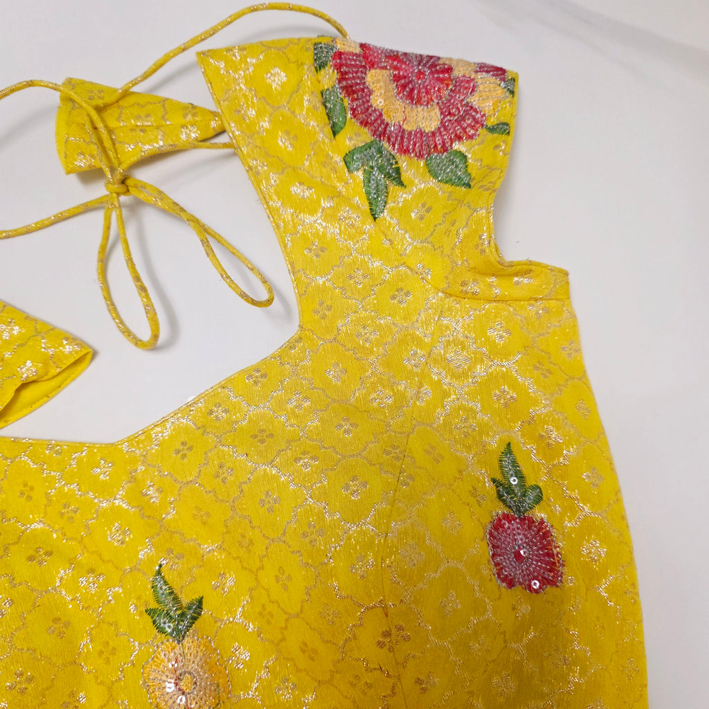 Gelber Saree mit Blumenmuster-Bordüre und gemusterter Bluse