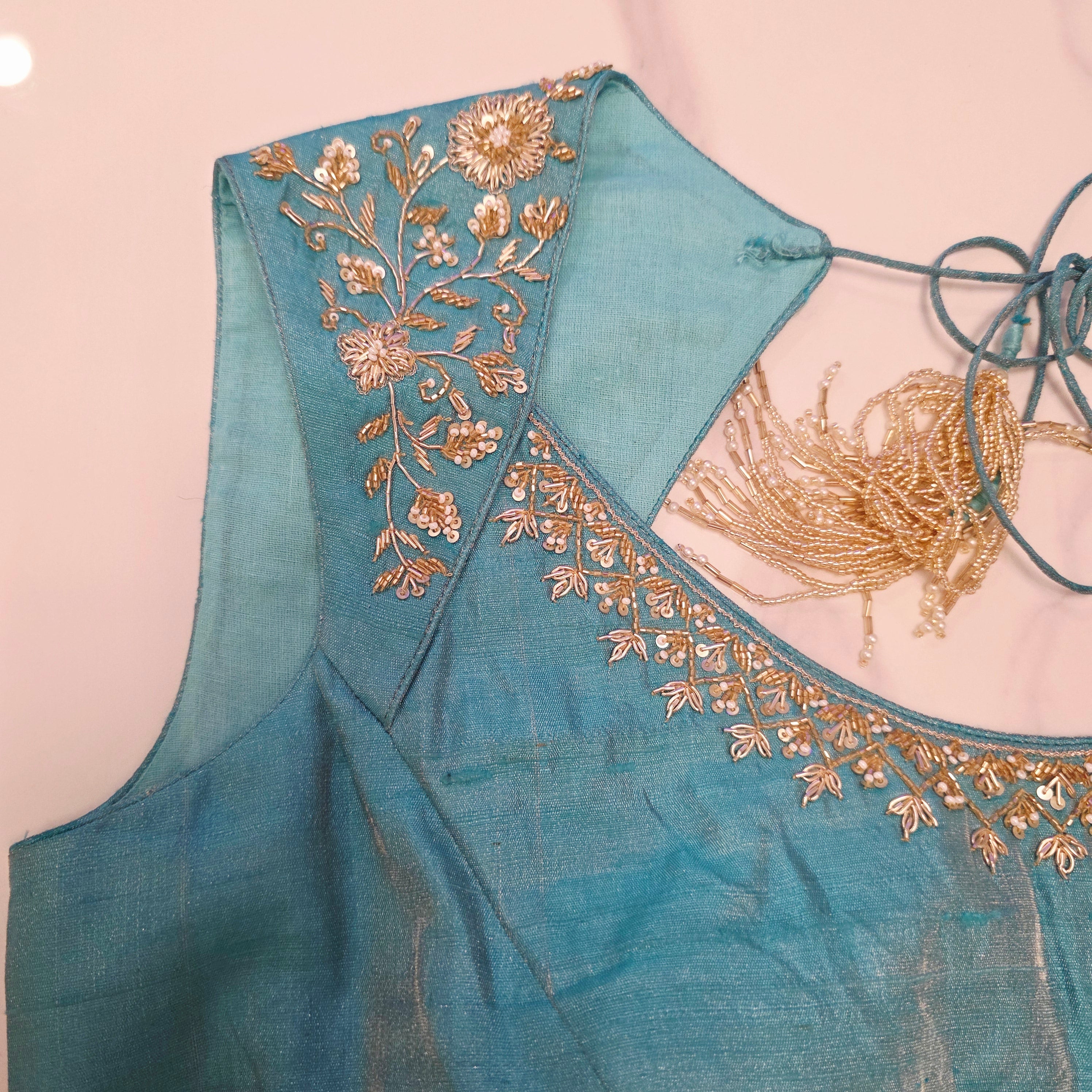 Weiß-blaue Brasso-Saree mit Maggam-Bluse aus Rohseide