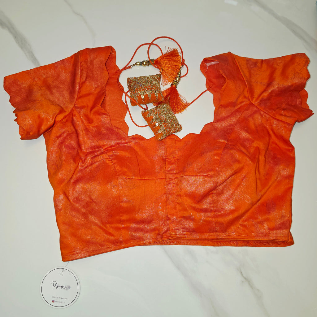 Himmelblaue Organza-Sari mit Blumenpailletten und leuchtend oranger Bluse