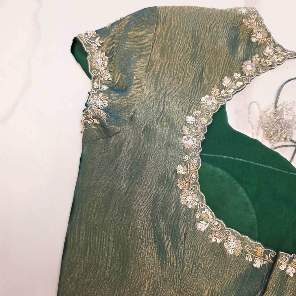 Milchweiß-grüner Brasso-Sari mit Crush-Maggam-Bluse