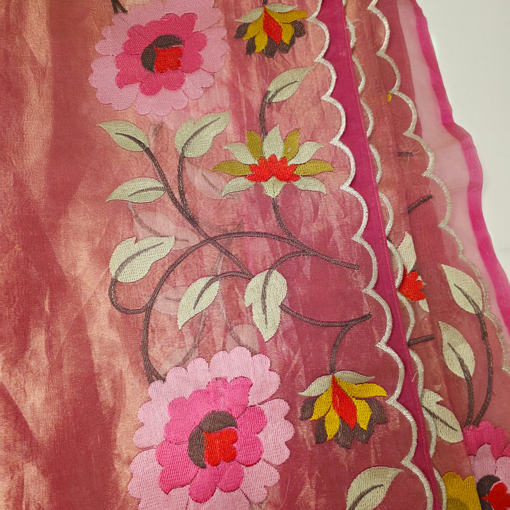 Rosa Banaras-Gewebe-Sari mit Blumenstickerei